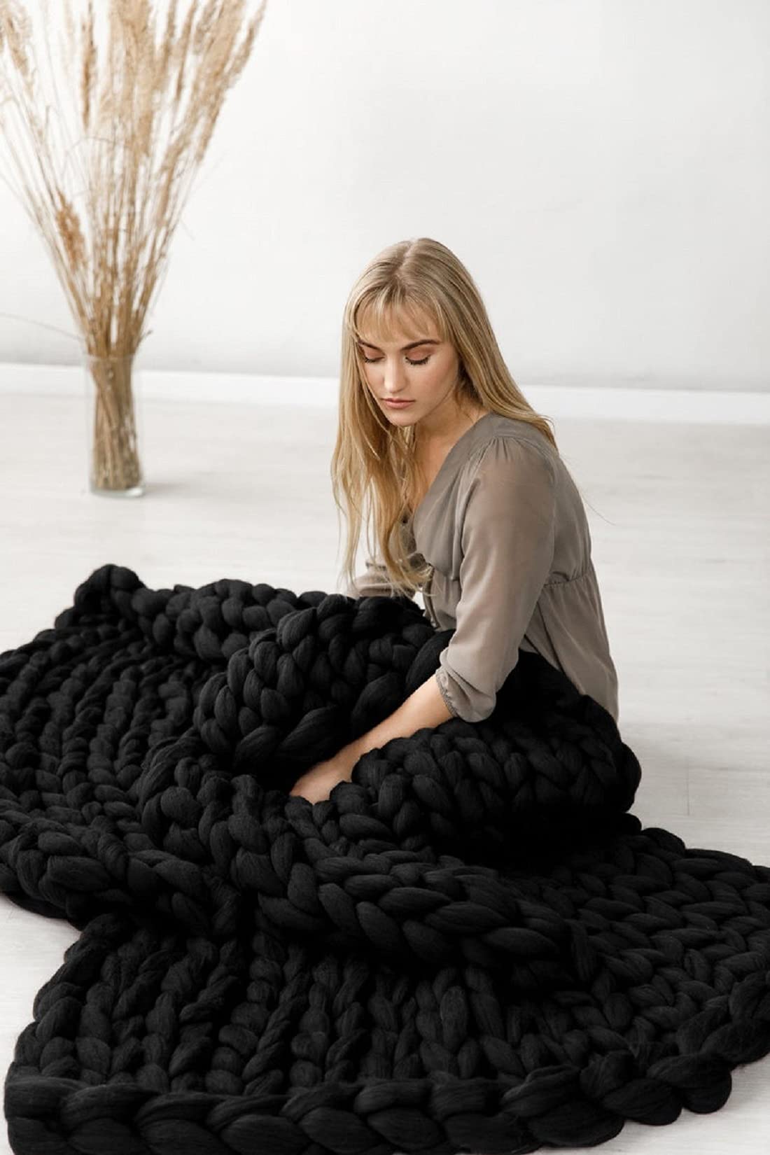 KALEKI Chunky Knit Blanket - Ultra Soft & Bulky Handmade Throw for Bedroom, Sofa, Living Room - Super Large 60