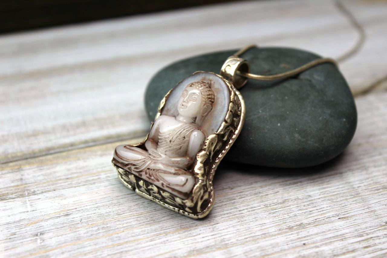 Exquisite Hand Carved Snow Quartz Buddha Pendant Necklace - Spiritual Meditation Jewelry for Yoga, Mindfulness & Peaceful Energy