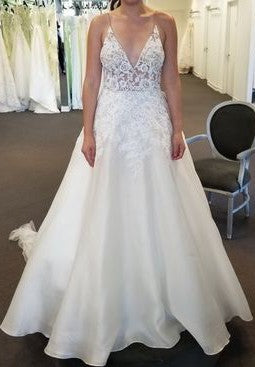 Erin Cole Demi Sample Gown - Elegant Wedding Dress for Brides & Formal Events | Perfect for Bridal Showers, Photos Shoots & Special Occasions