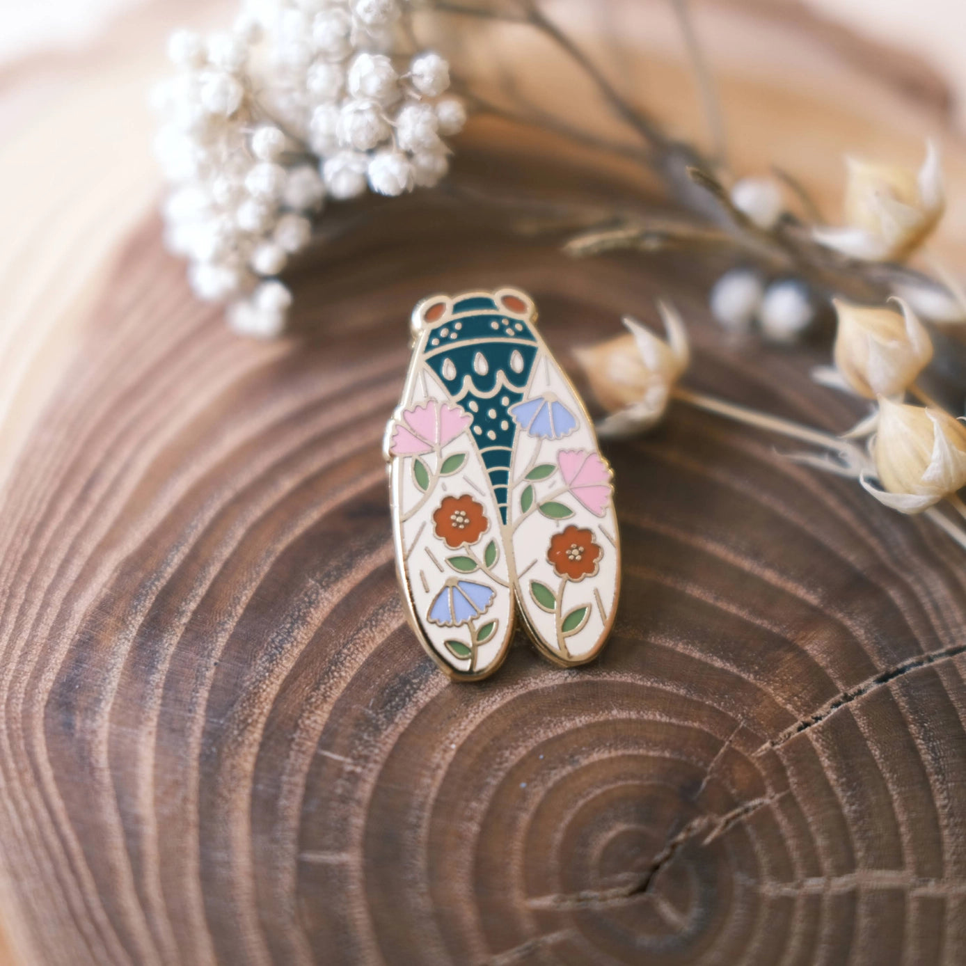 Vintage Cicada Enamel Pin - Elegant Insect Brooch for Lapel, Jacket & Backpack - Perfect for Nature Lovers & Entomology Enthusiasts - Great for Gifts, Collections & Everyday Wear