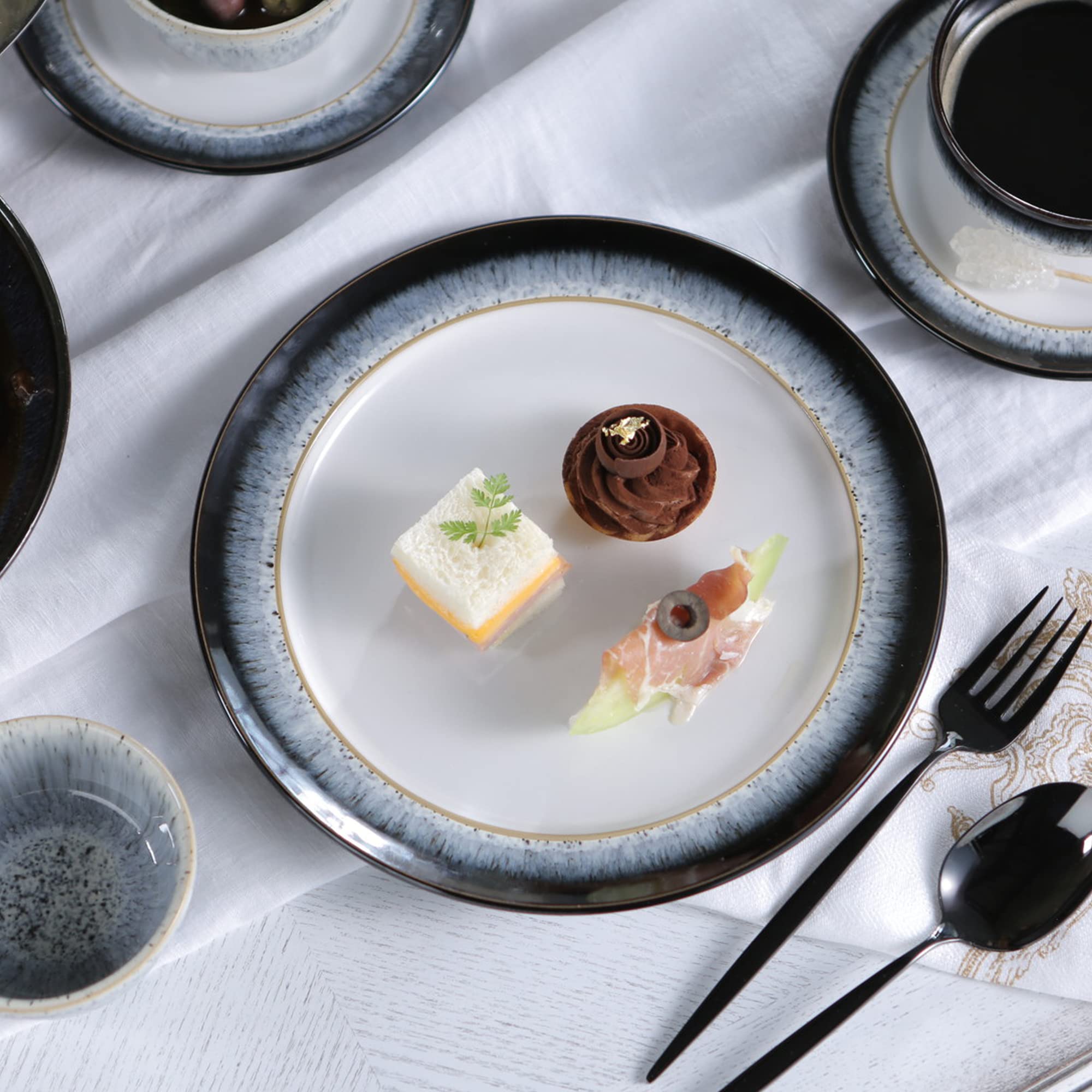 Denby Halo Medium Plates Set of 4 - 24.5cm Black, Grey & White Ceramic Stoneware - Dishwasher & Microwave Safe - Chip & Crack Resistant - Perfect for Everyday Dining, Dinner Parties & Restaurant Use