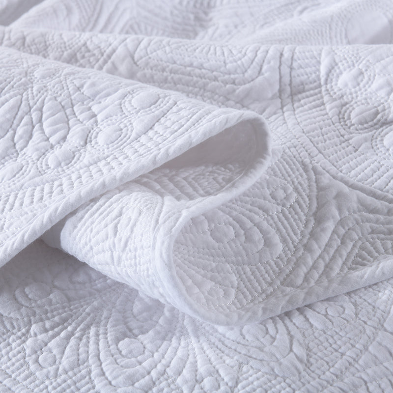 Alban Reversible 3-Piece Medallion Quilt Set - King Size Bedding with Matching Pillow Shams - Luxury Quilted Coverlet for Master Bedroom Decor