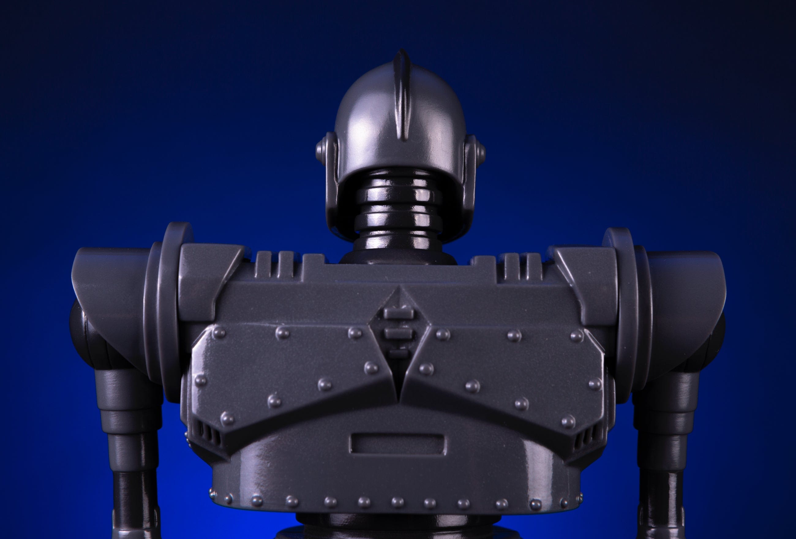 Iron Giant Soft Vinyl Figure Collectible - Mondo Exclusive Limited Edition - Perfect for Home Display, Office Decor & Anime Gift for Fans