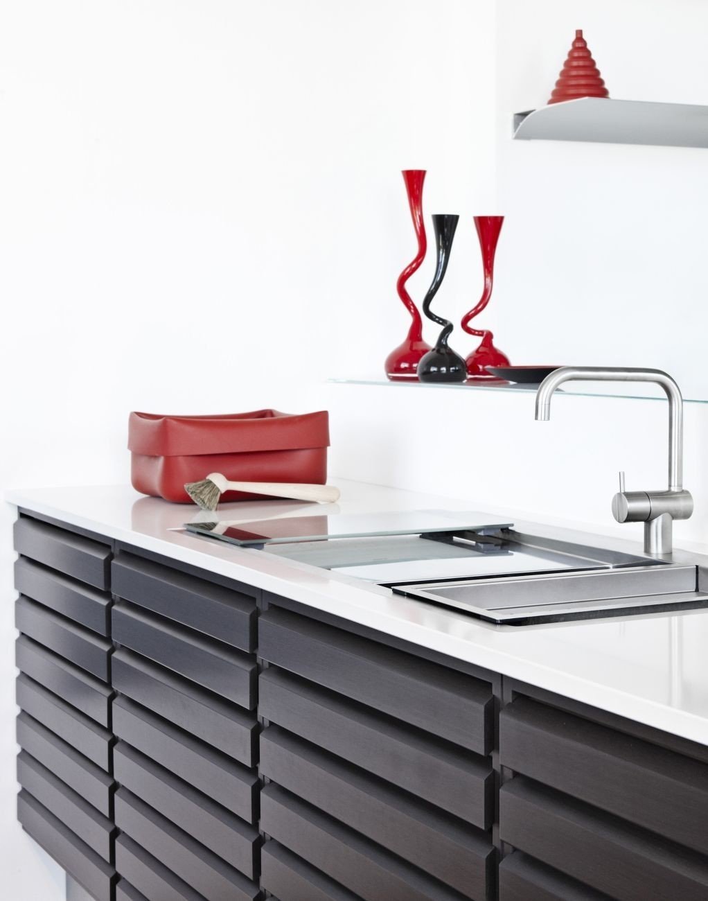 Normann Copenhagen Red Rubber Dishwashing Bowl with Scrub Brush - 28 x 28 x 14 cm - Durable Kitchen Sink Organizer for Washing Dishes & Vegetables