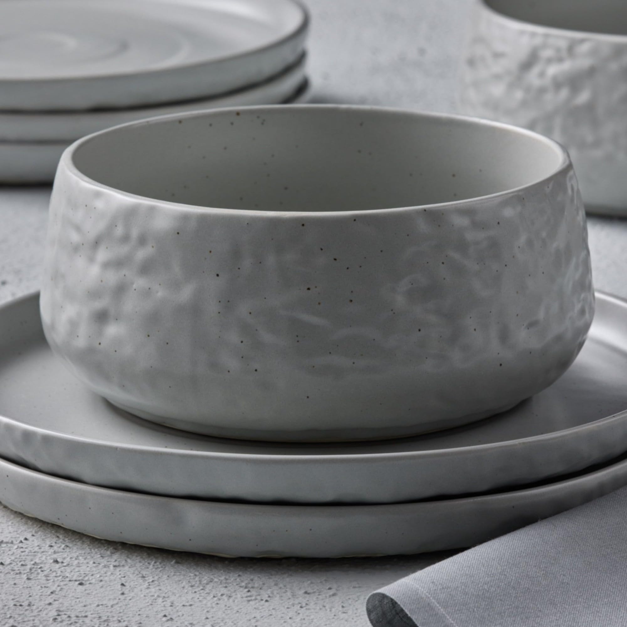 Mercer Project SHOSAI 16-Piece Stoneware Dinnerware Set - Modern Grey Speckled Plates & Bowls for 4 | Durable Stoneware Dishware for Everyday Dining, Dinner Parties & Restaurant Use