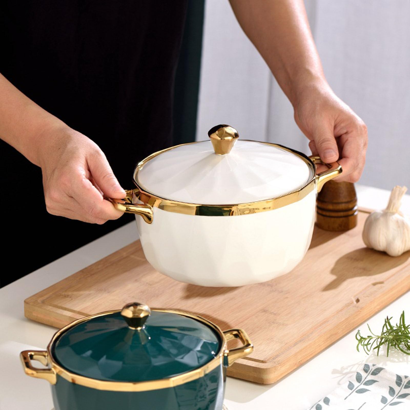 Premium White Ceramic Soup Tureen with Lid - 2L Bone China Porcelain Serving Bowl for Soup, Stew & Chili - Elegant Blue Design for Dining Table, Buffet & Holiday Entertaining