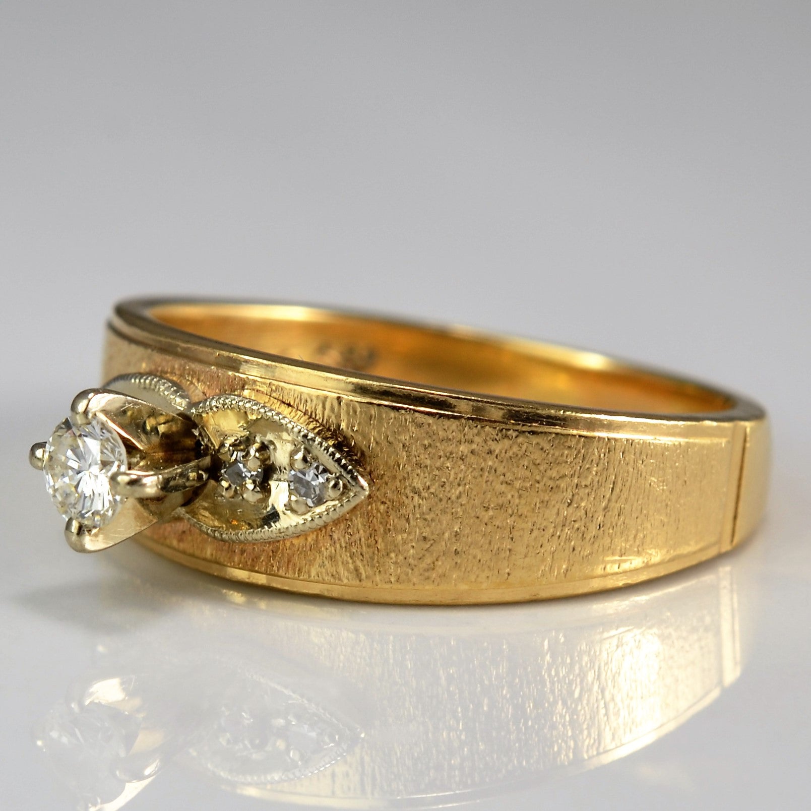 Vintage Leaf Detailed Canadian Ring - 0.18ctw Diamond Ring - Size 8 - Perfect for Weddings, Anniversaries & Special Occasions