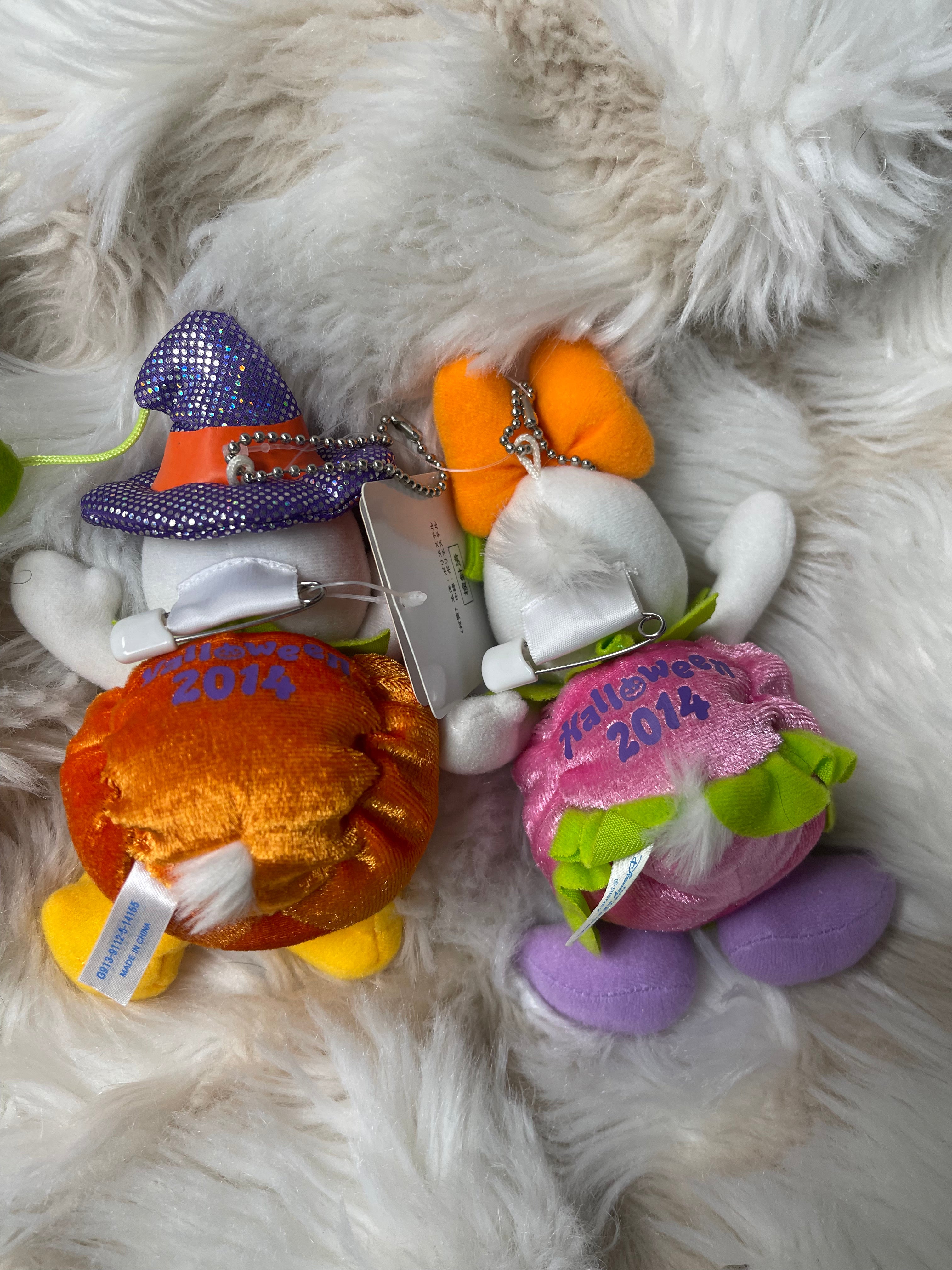 Tokyo Disney Donald & Daisy Halloween Pumpkin Keychain Plush Badge - Cute Disney Couple Collectible for Bags, Backpacks & Gifts