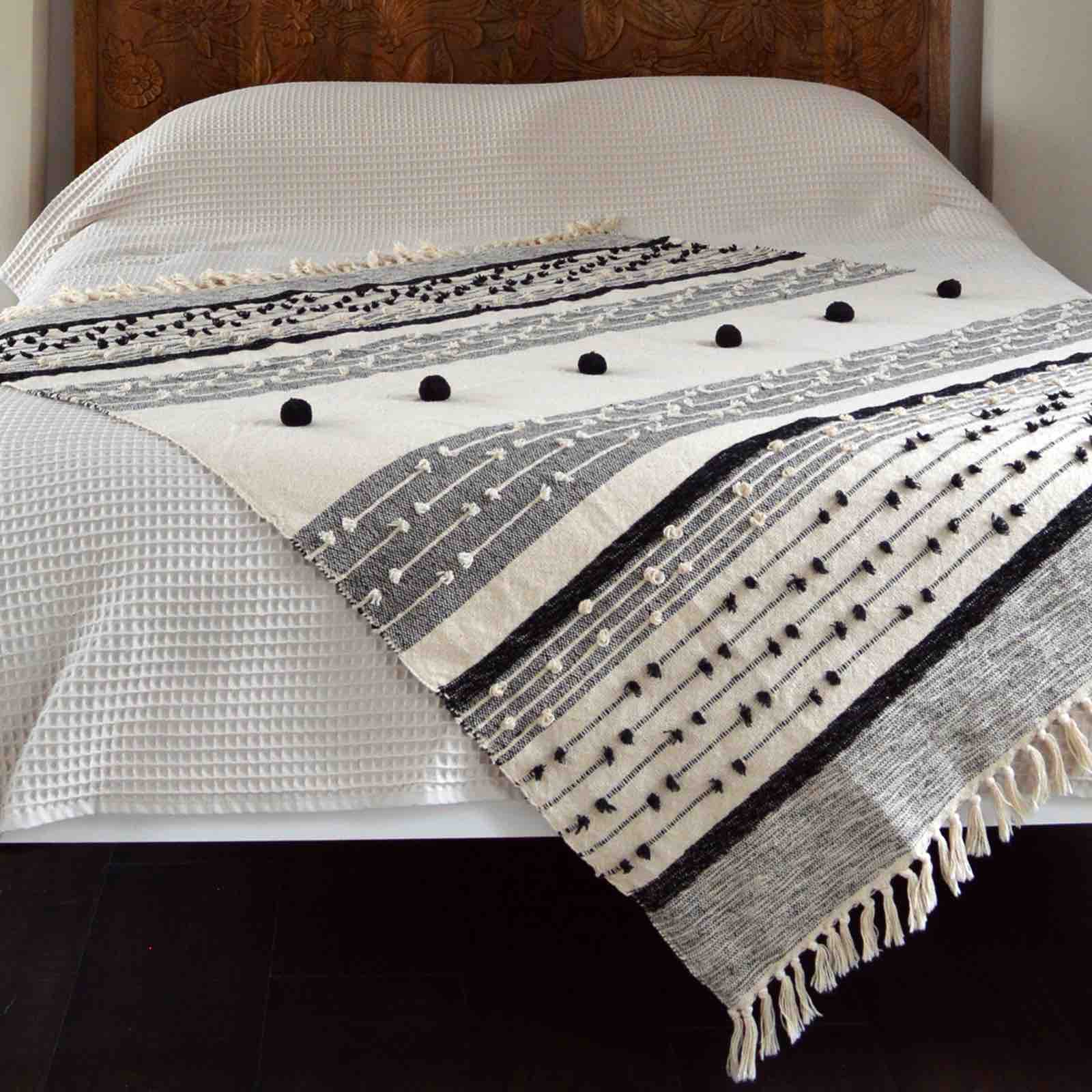 Nina Textured Throw Blanket - Soft Grey and White Cozy Knit Bedding for Couch, Sofa & Bed - Perfect for Winter Warmth and Home Decor