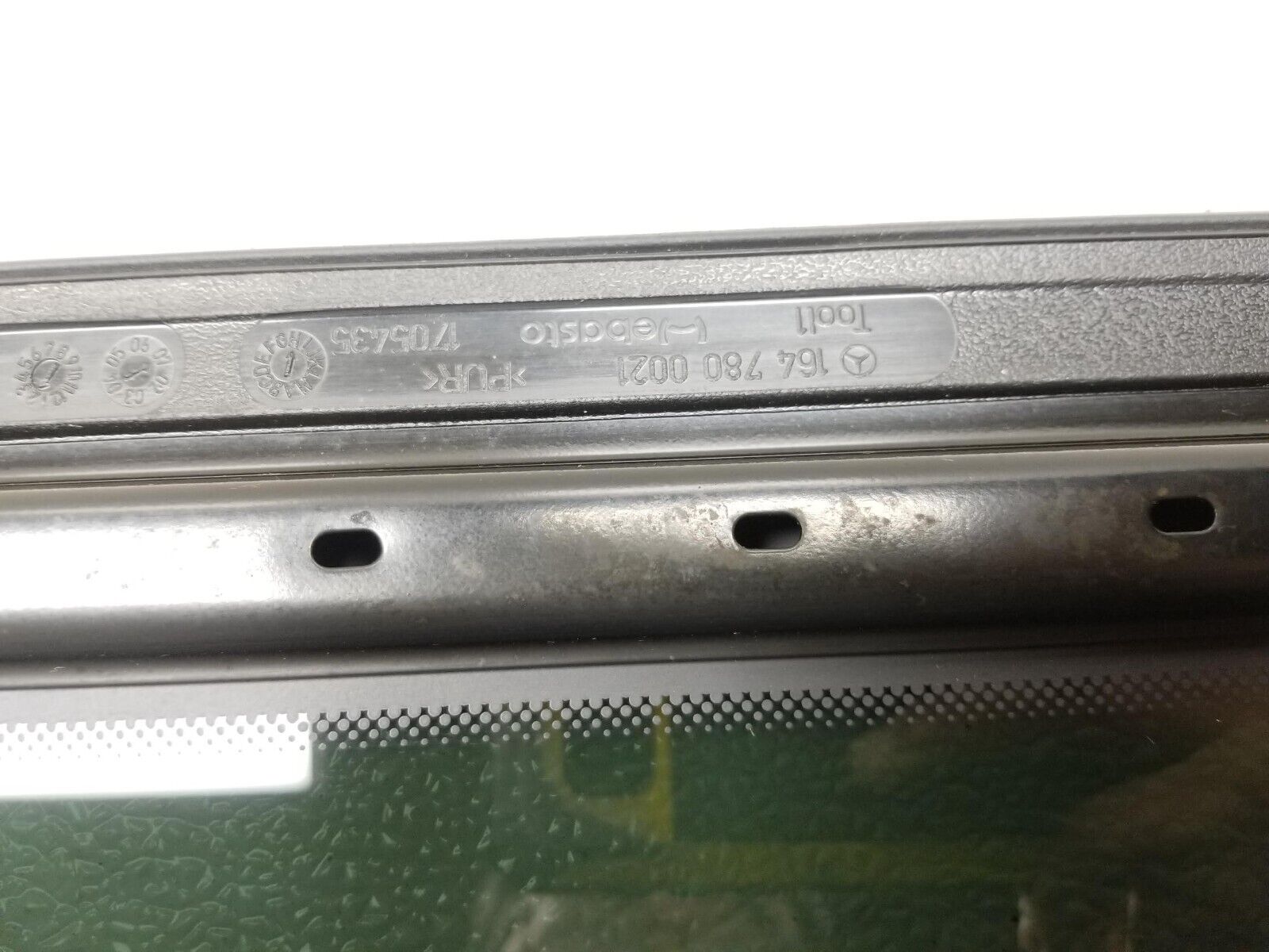 2006-2011 Mercedes Benz ML500 OEM Sunroof Glass Replacement - Perfect for Roof Repair & Luxury SUV Upgrades