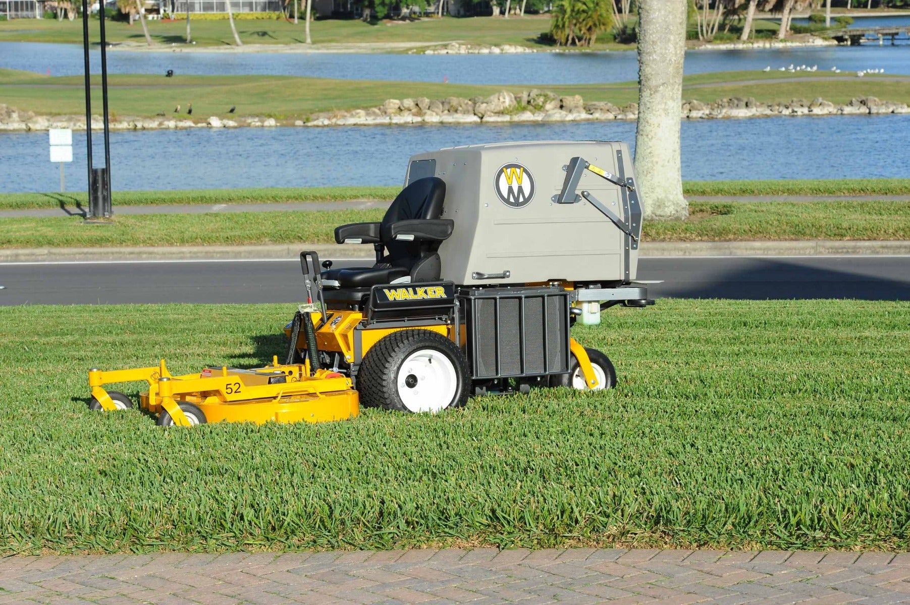 Walker MD21DGHSH 21HP Diesel Lawn Mower with High Dump Grass Catcher - Commercial Grade Zero Turn Mower for Large Yards & Landscaping Businesses