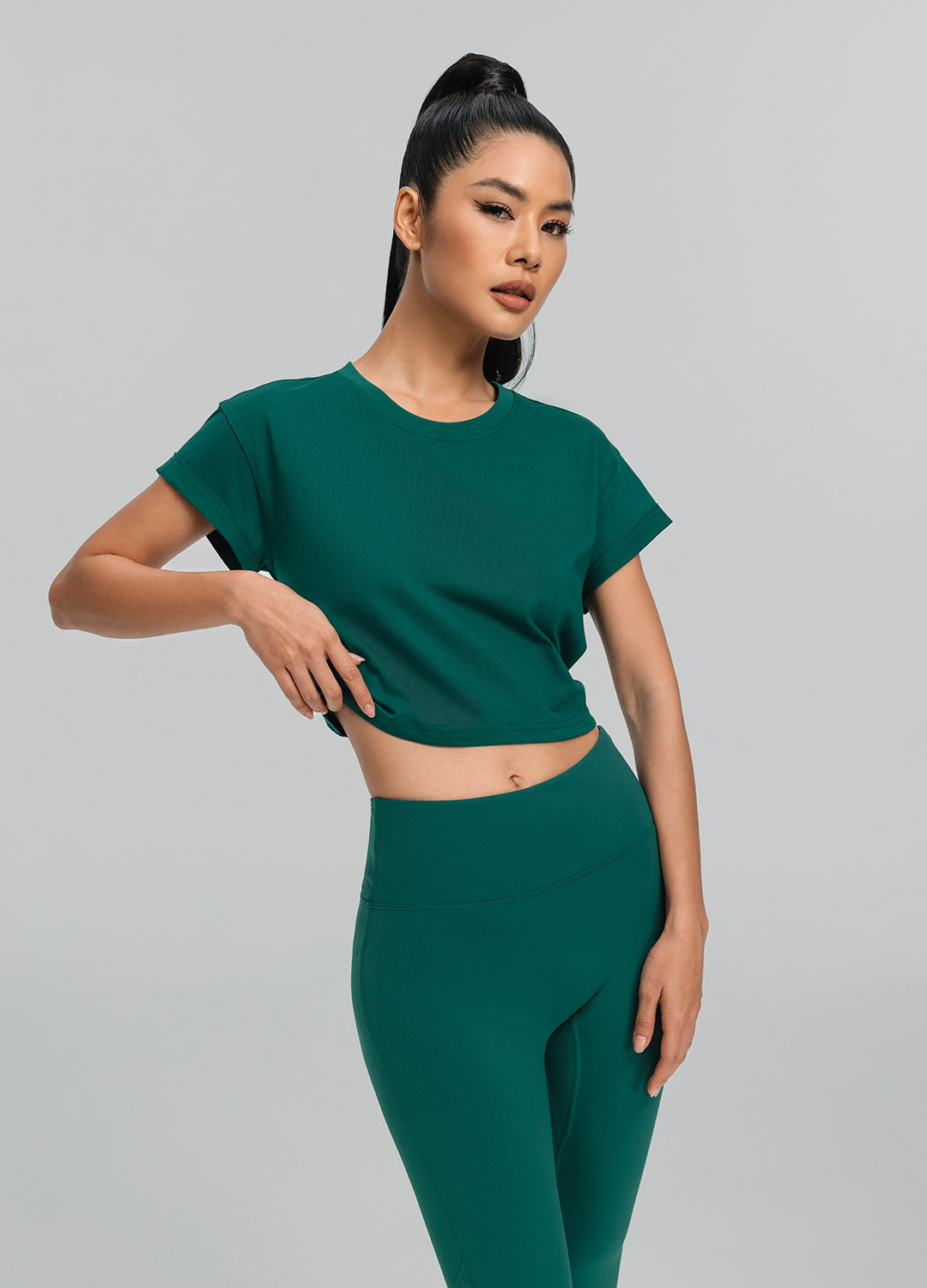 Cropped Cotton T-Shirt for Women - Soft & Comfortable Short Sleeve Tee - Perfect for Summer, Casual Outfits & Layering