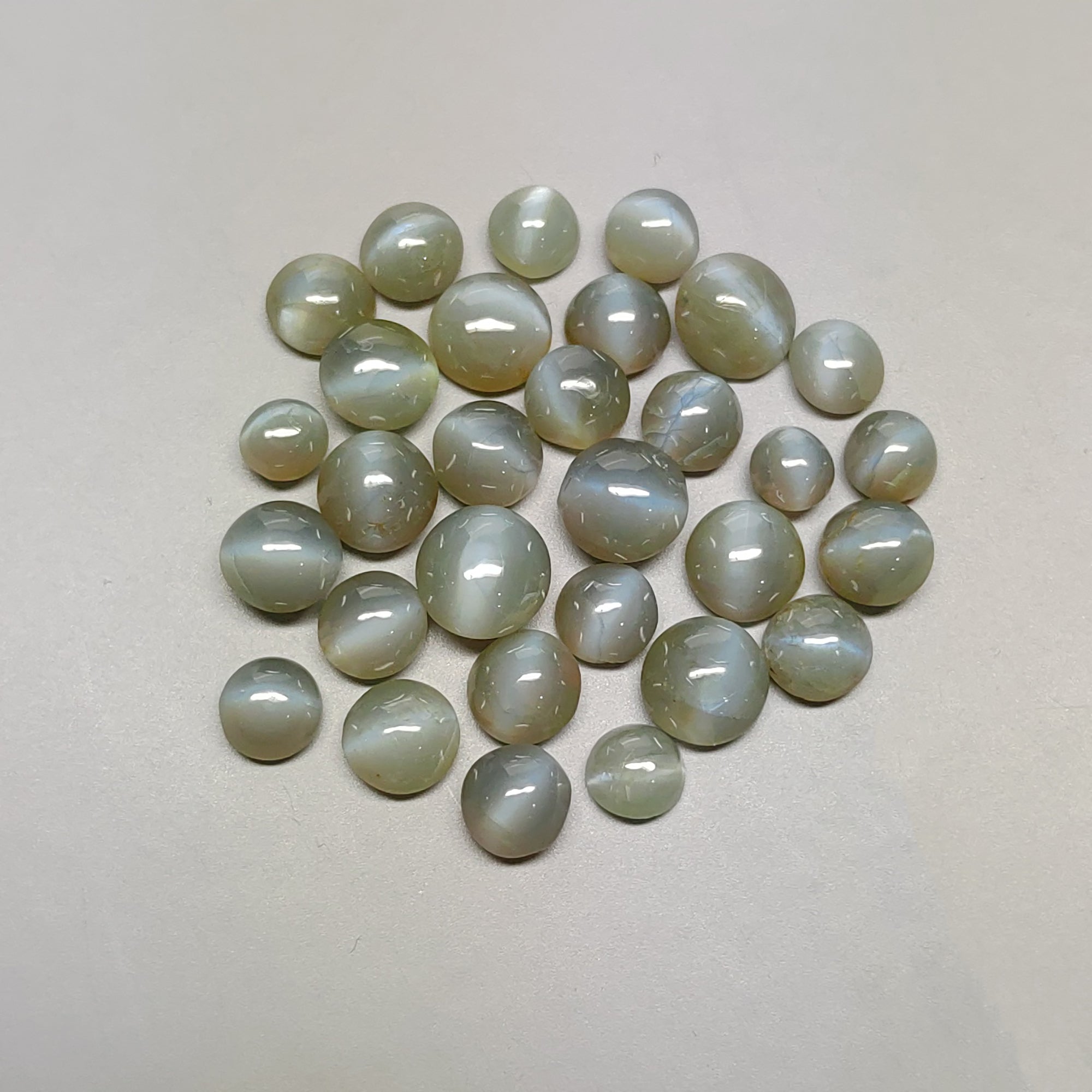 Natural Untreated Chrysoberyl Cat's Eye Gemstone Cabochon - 15.65cts, Round Shape (3.5mm-5.5mm), 30pcs Set for Jewelry Making, Healing Crystals & Collectibles
