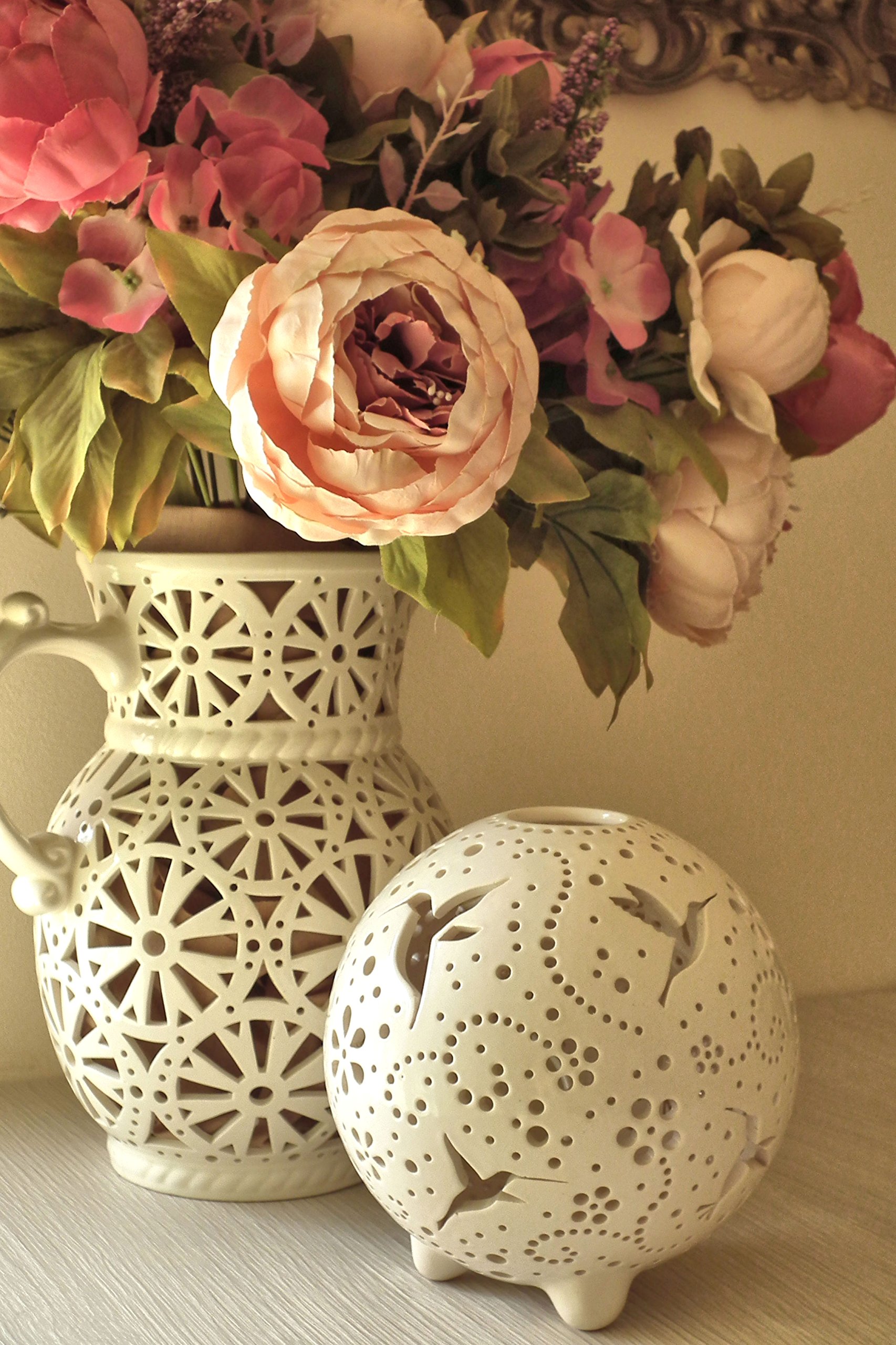 Handmade Hummingbird Ceramic Candle Holder - Bird Themed Home Decor, Pottery Candle Lantern with Round Shadow Effect, Tabletop Tealight Holder for Wedding, Anniversary, Birthday Gift for Women - Perfect for Romantic Dinners, Spa Nights and Home Decoration