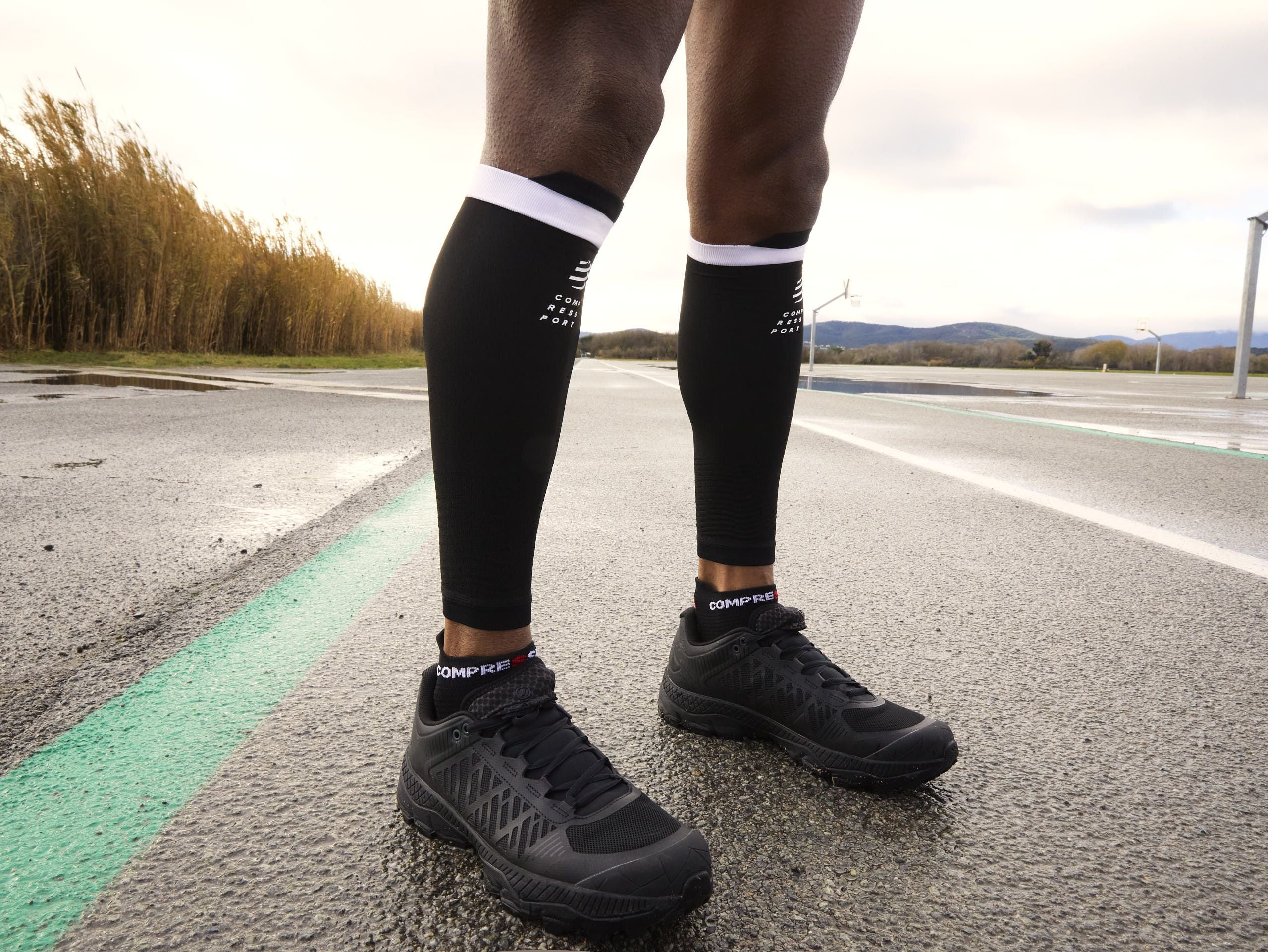 Compressport Unisex Pro Racing Socks v4.0 - Performance Running Socks for Men & Women - Breathable, Anti-Slip, Moisture-Wicking - Black/Red - Ideal for Marathon, Trail Running & High-Intensity Workouts
