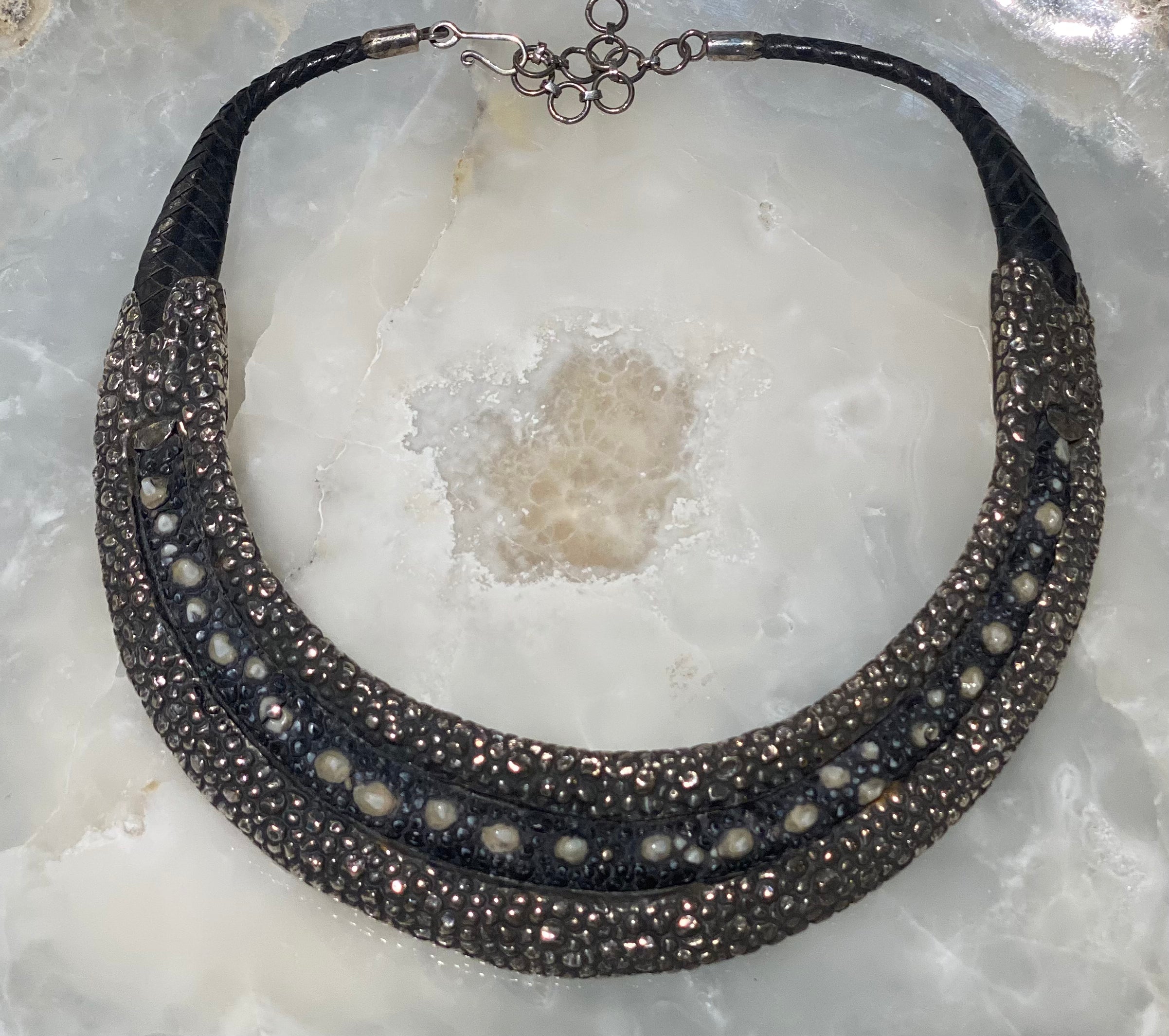 Stingray Choker Necklace for Women - Elegant Vegan Leather Gothic Choker with Adjustable Chain - Perfect for Halloween, Cosplay, and Gothic Fashion Accessories