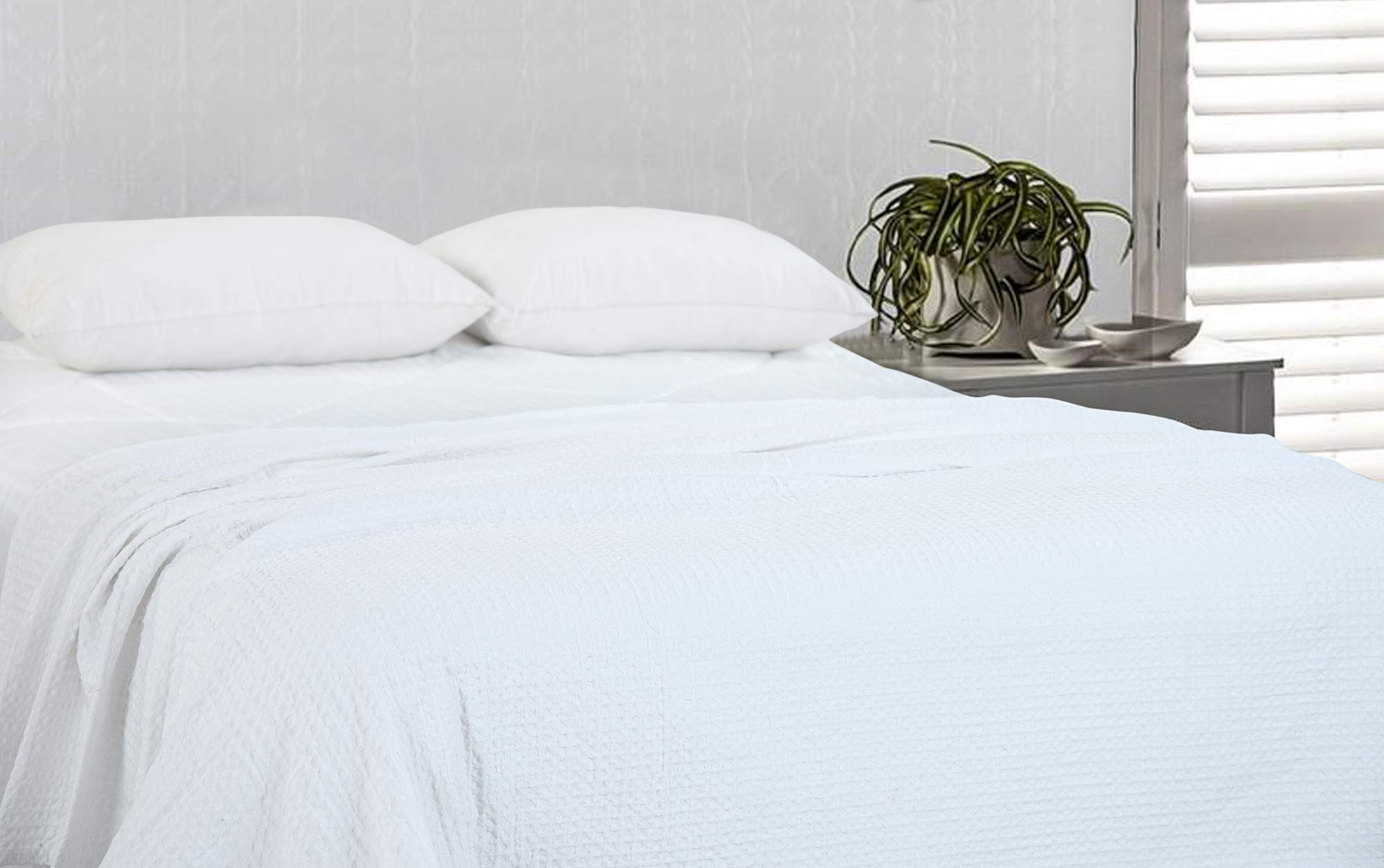 HILLFAIR 100% Combed Cotton Queen Size Blanket – Soft, Breathable & Lightweight Waffle Weave Bedding for All Seasons – White Queen Bed Blanket for Home Decor, Bedroom, Guest Room & Cozy Nights