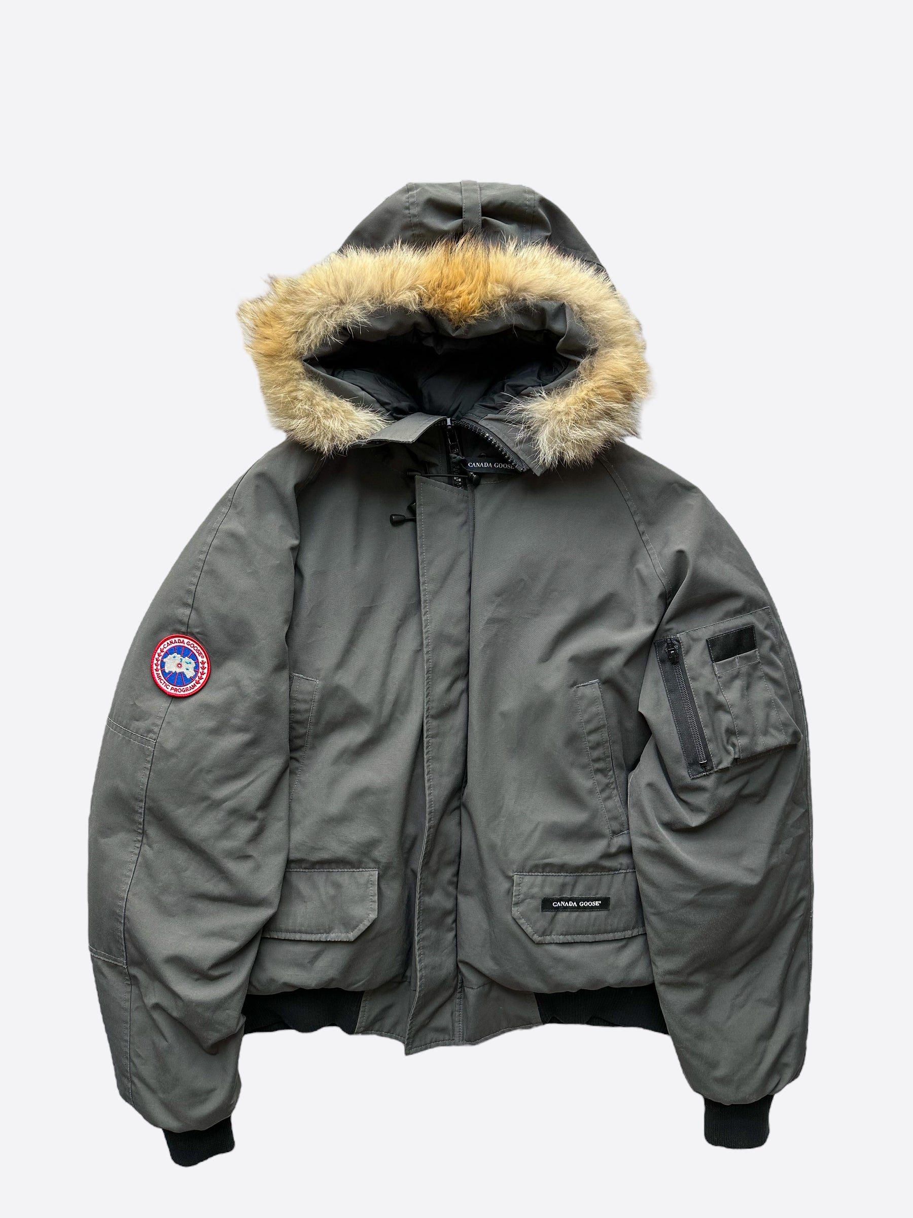 Canada Goose Graphite Chilliwack Men's Bomber Jacket - Waterproof Winter Coat for Outdoor Activities & Urban Style