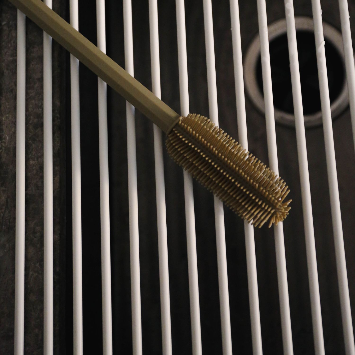 DESIGNSTUFF Khaki Bottle Brush - Durable Cleaning Brush for Water Bottles, Baby Bottles & Narrow Jars - Perfect for Home, Kitchen & Travel Use