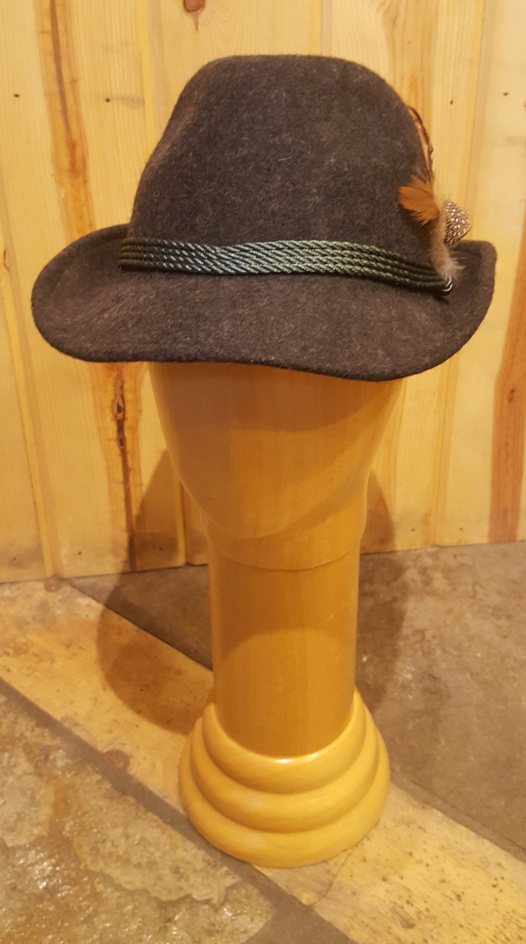 Premium French Alpine Hat with Feather - Stylish Wool Beret for Women & Men - Perfect for Winter, Hiking, and Fashion Outfits