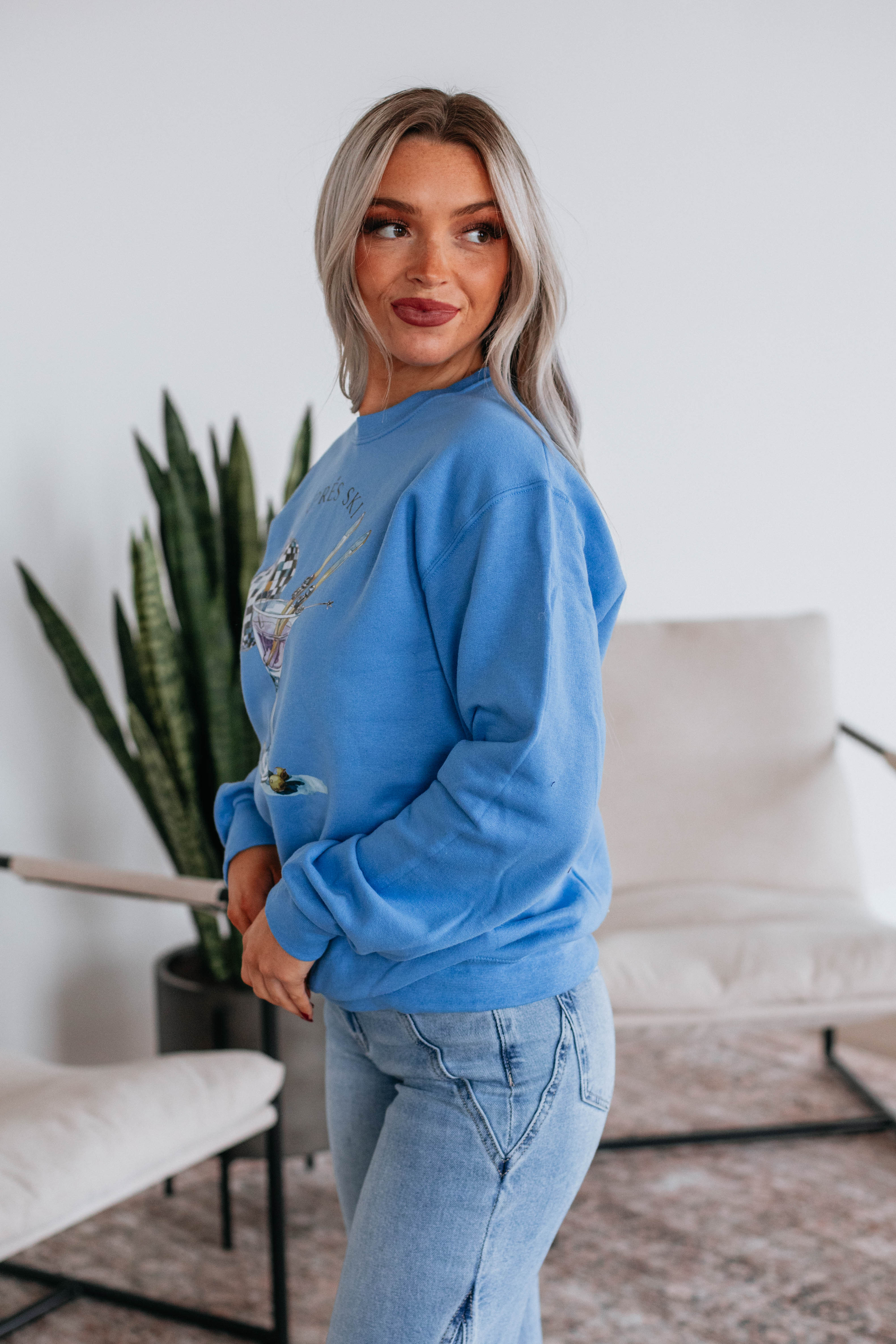 Apres Ski Martini Crewneck Sweater - Cozy Winter Pullover for Skiing & Après-Ski Relaxation - Perfect for Snow Holidays & Mountain Getaways