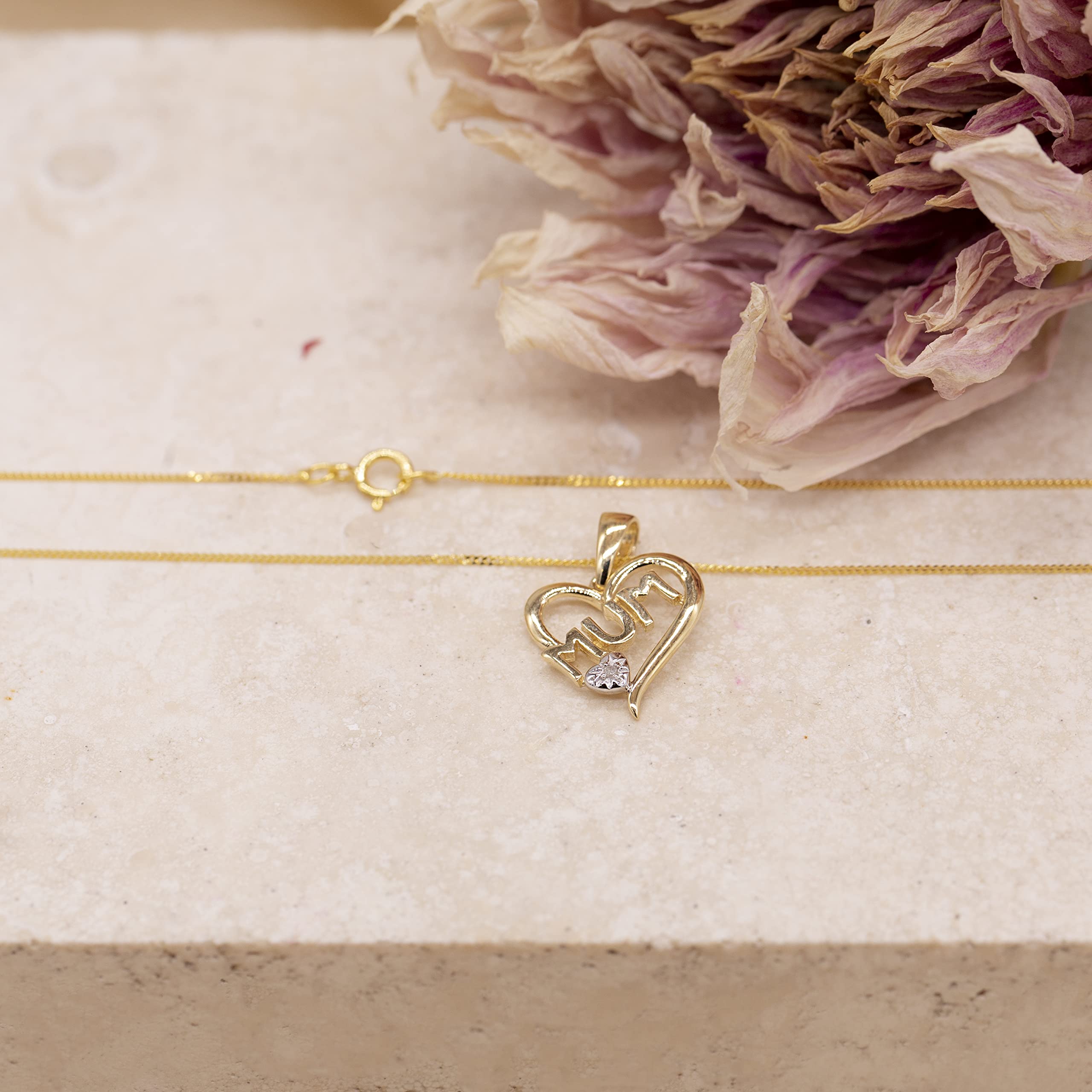 Carissima Gold 9ct Yellow Gold 'MUM' Necklace for Women - Perfect Gift for Mother's Day, Birthday & Special Occasions
