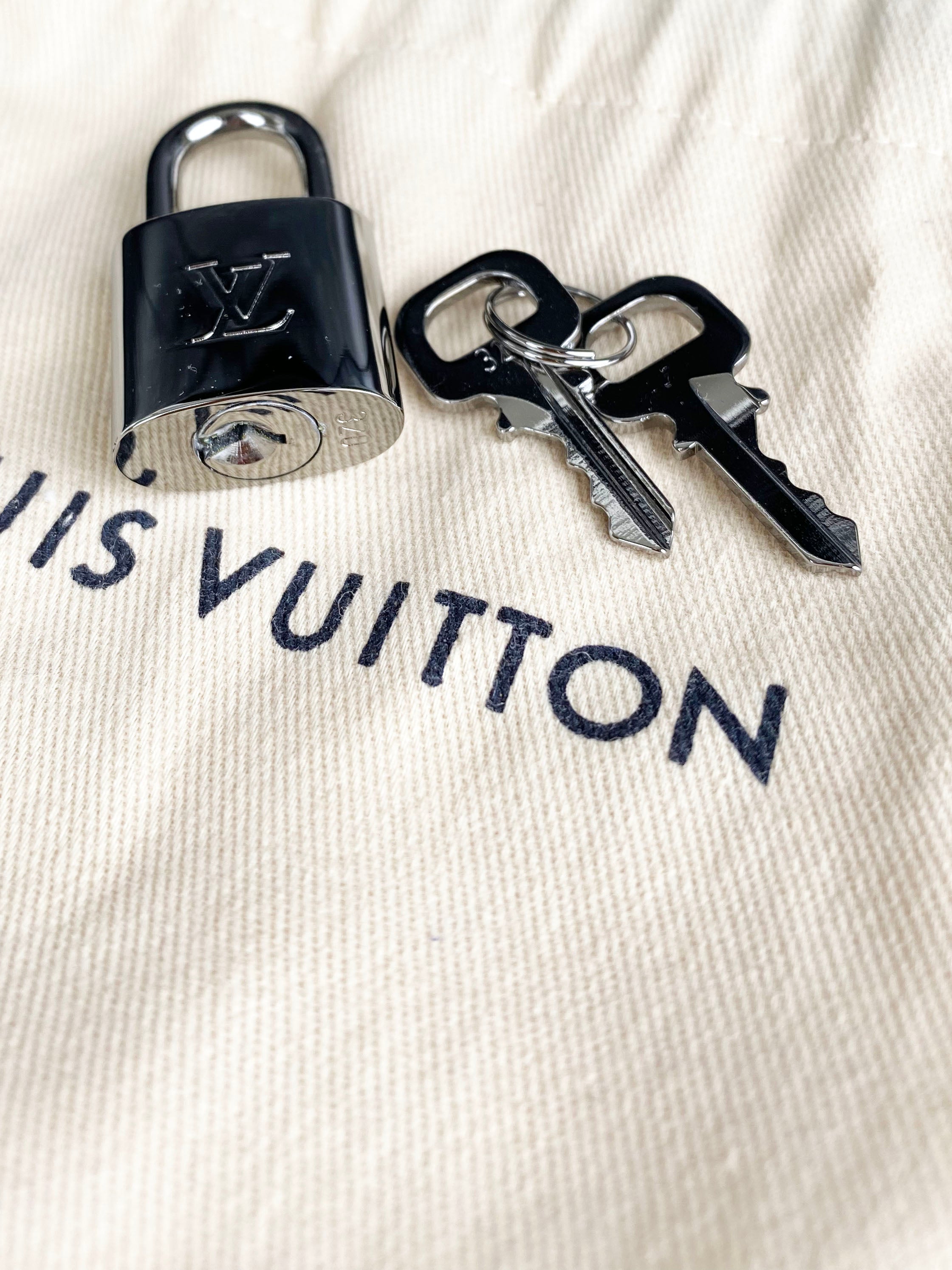 Louis Vuitton Eclipse Monogram Keepall Bandouliere 55 Travel Duffle Bag - Stylish Carry-On Luggage for Weekend Getaways & Business Trips