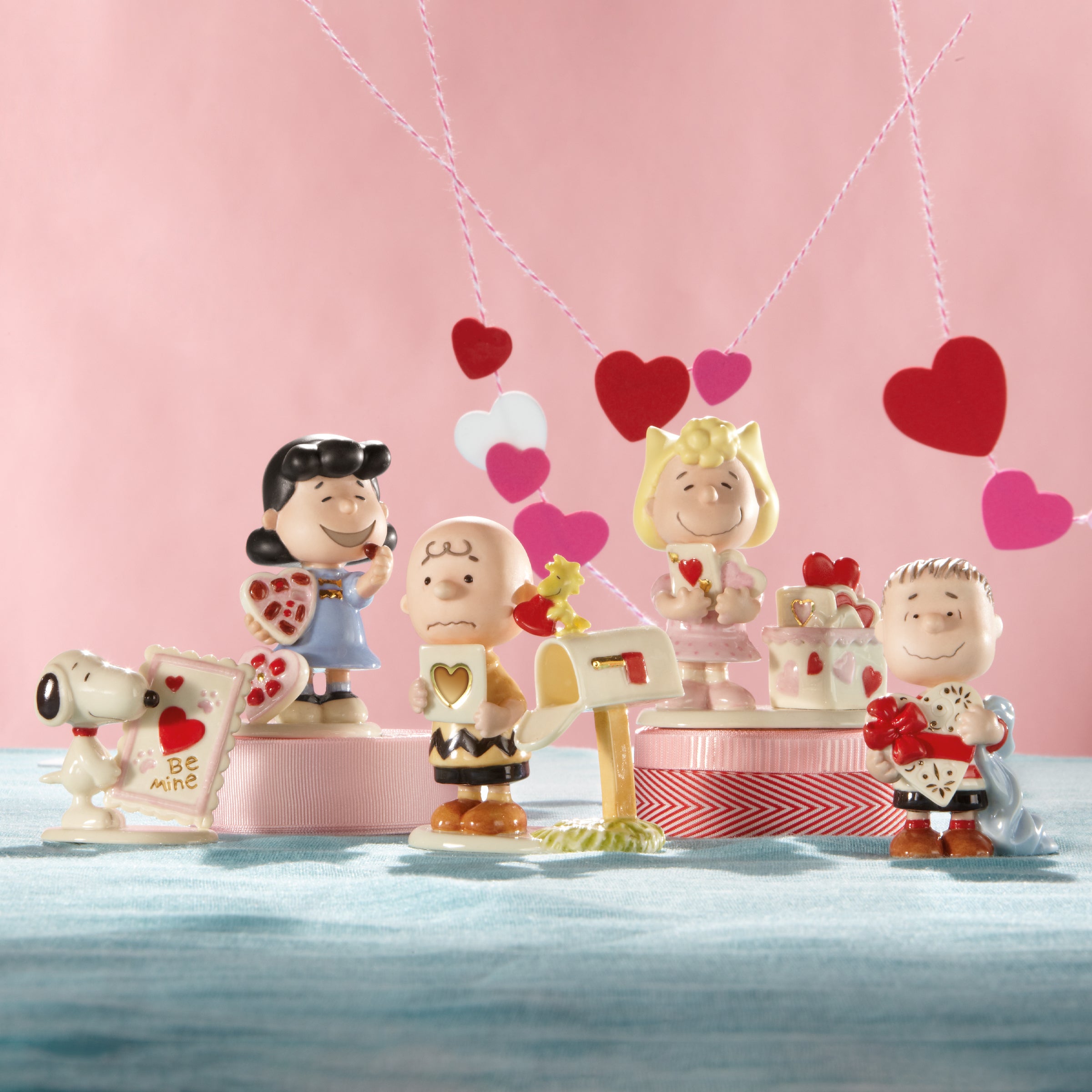 Peanuts 5-Piece Valentine's Figurine Set - Snoopy & Charlie Brown Collectible Figures for Valentine's Day Gifts, Home Decor, and Office Display