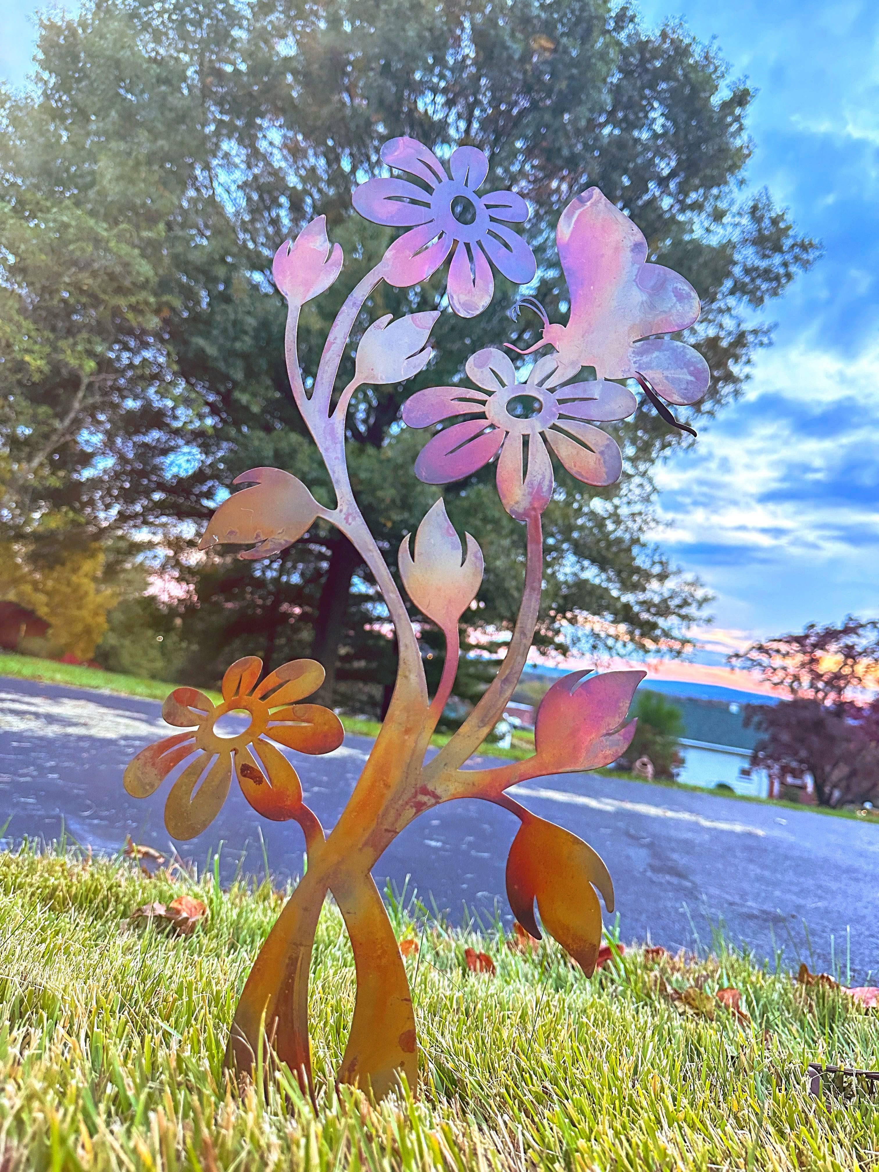Beautiful Daisy Flamed Garden Stake - Decorative Outdoor Metal Flower Stake for Yard, Lawn, and Garden Decor - Perfect for Patio, Backyard, and Landscape Design