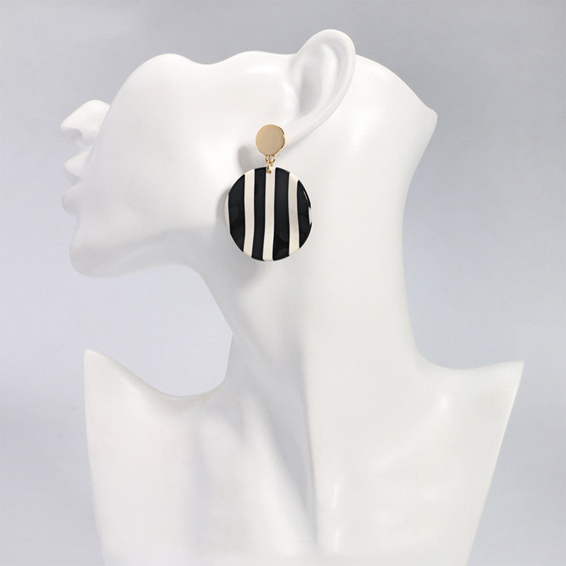Elegant Striped Round Hoop Earrings for Women - Stylish Fashion Jewelry for Everyday Wear & Special Occasions