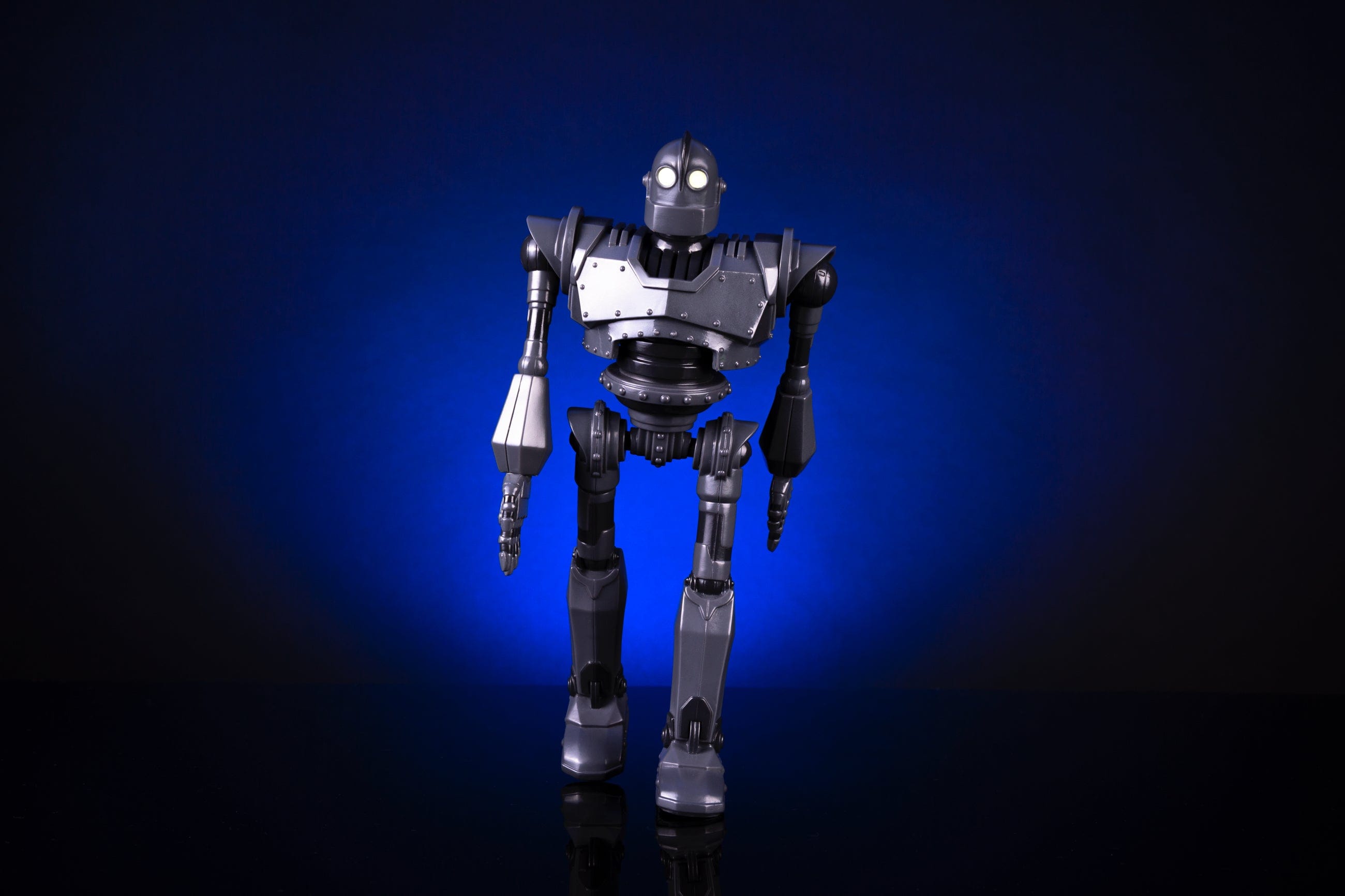 Iron Giant Soft Vinyl Figure - Collectible Movie Character Statue for Display & Gifts - Perfect for Anime Fans, Home Decor, and Office Desk Showcase
