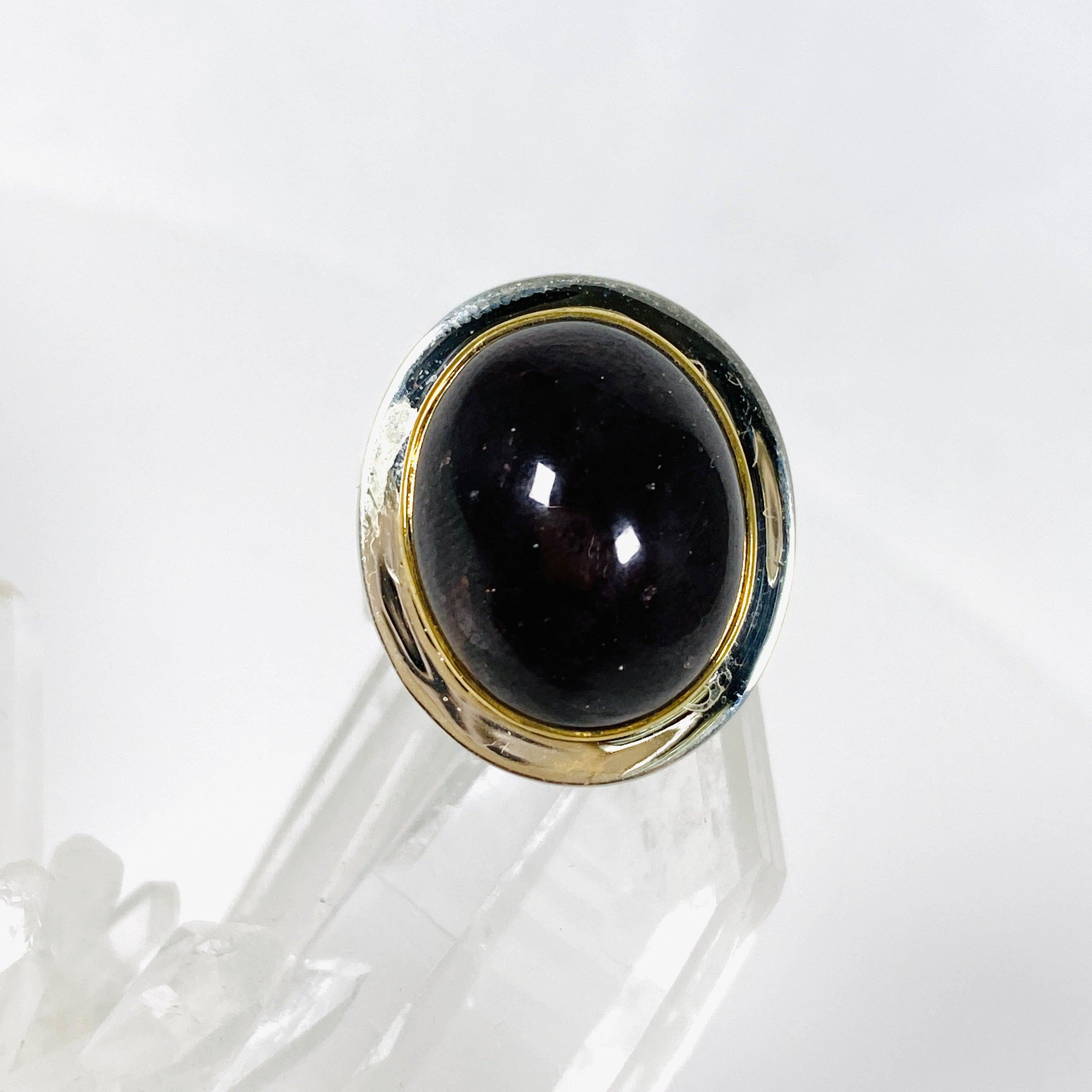 Garnet Oval Ring with Brass Detailing - Size 7 KRGJ3077 - Elegant Jewelry for Women, Perfect for Weddings, Parties & Special Occasions