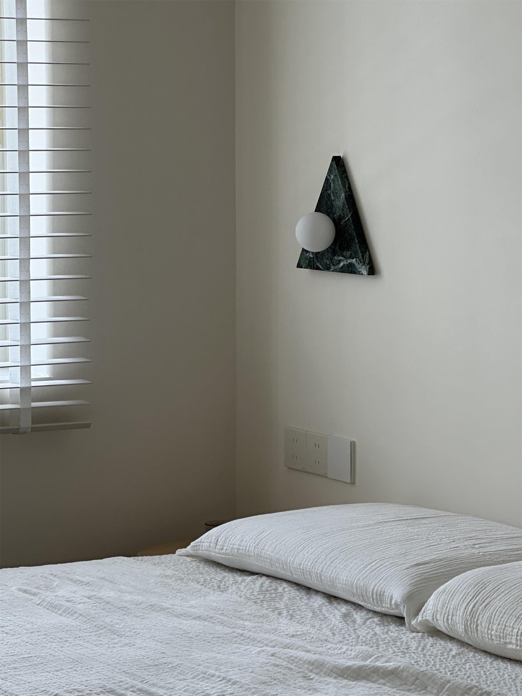Modern Bermuda Wall Lamp - Sleek LED Sconce Lighting for Bedroom, Living Room & Hallway - Energy Efficient Indoor Wall Light Fixture (Black/White) - Perfect for Ambient, Accent & Decorative Lighting
