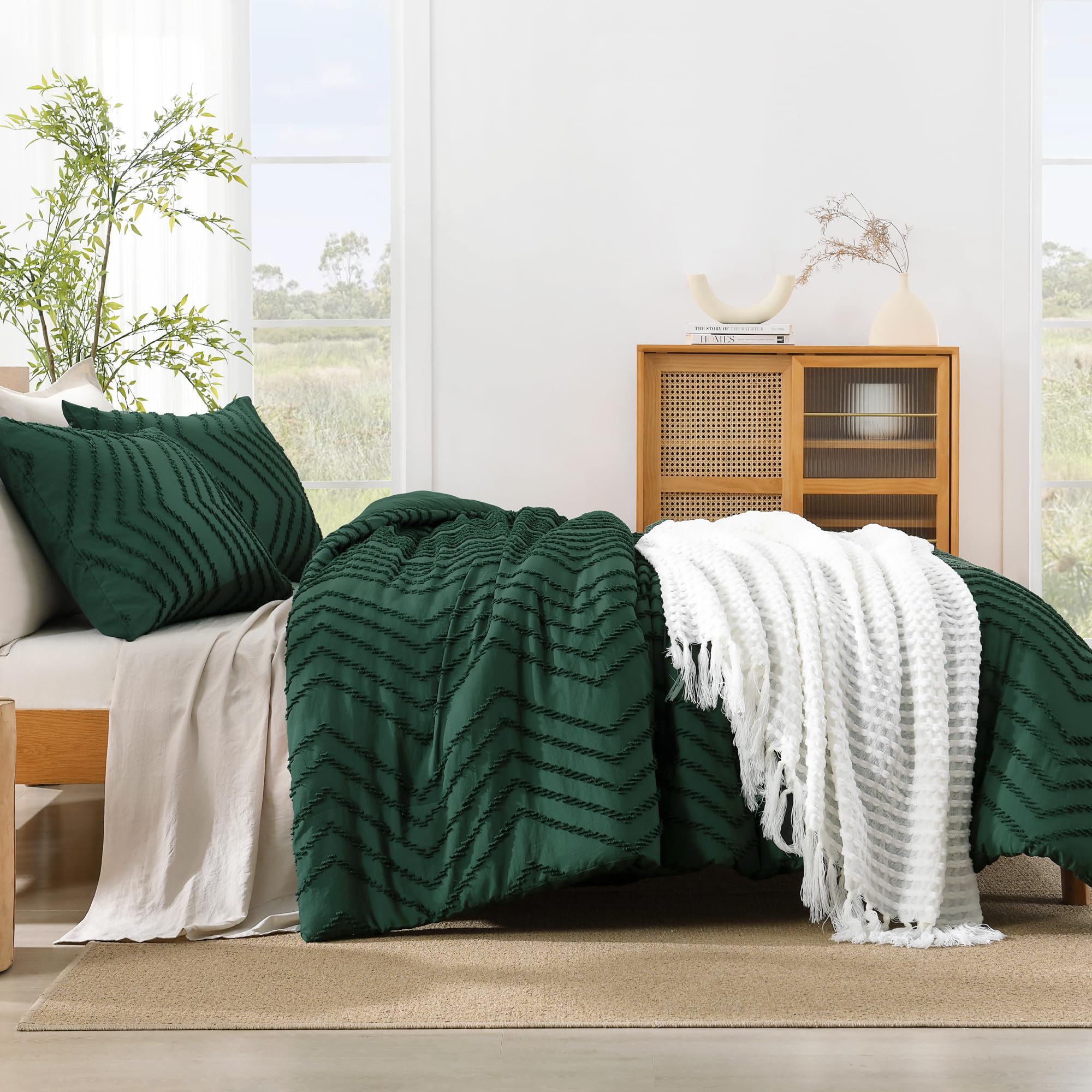 Litanika King Size Comforter Set - Dark Emerald Green 3 Piece Lightweight Down Alternative Bedding, Tufted Fluffy Comforter for All Seasons | Perfect for Master Bedroom, Guest Room & Gift Giving