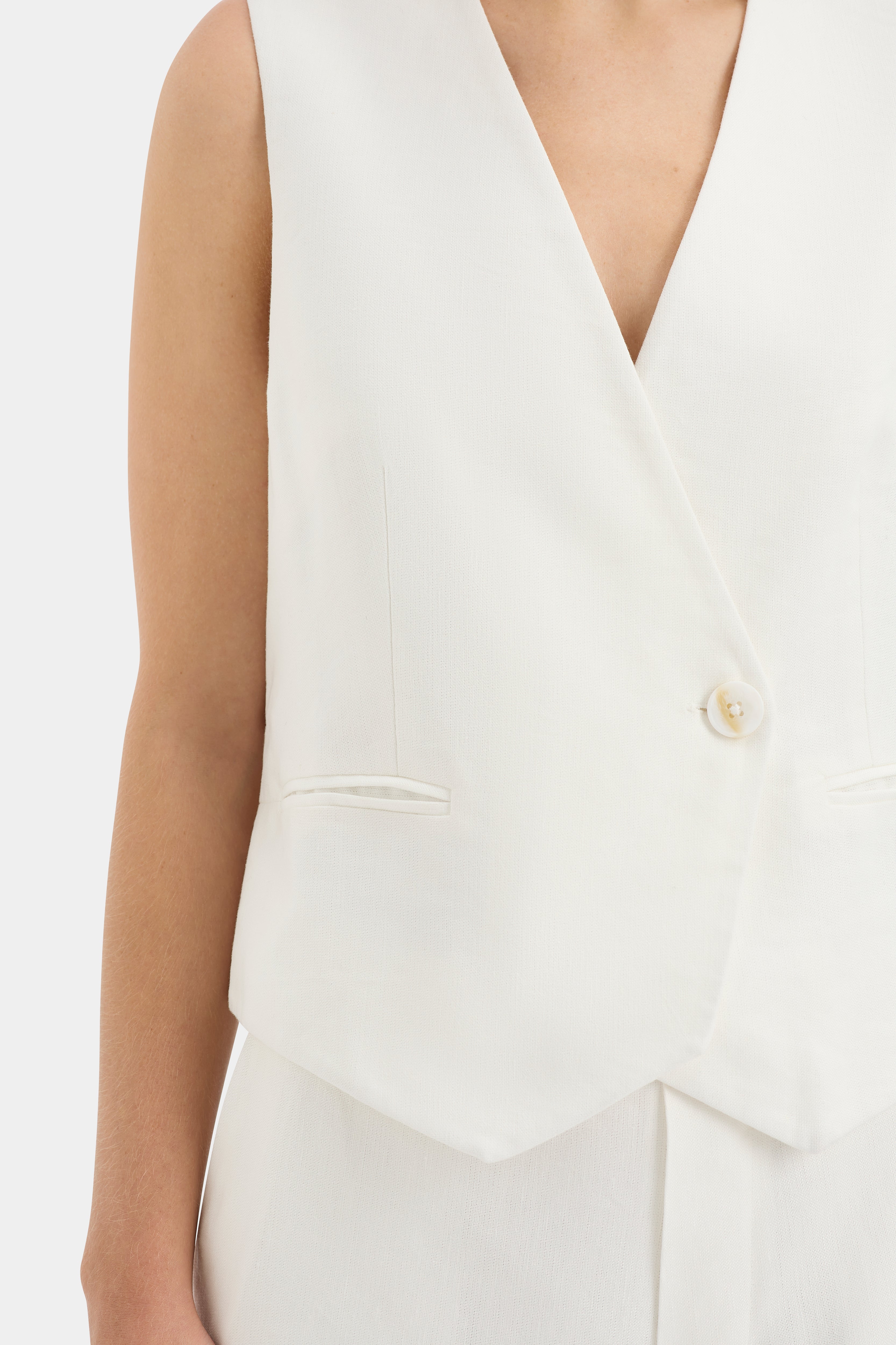 Dorian Vest Ivory - Women's Elegant Knit Sweater Vest for Fall & Winter - Perfect for Office, Layering, and Casual Outfits