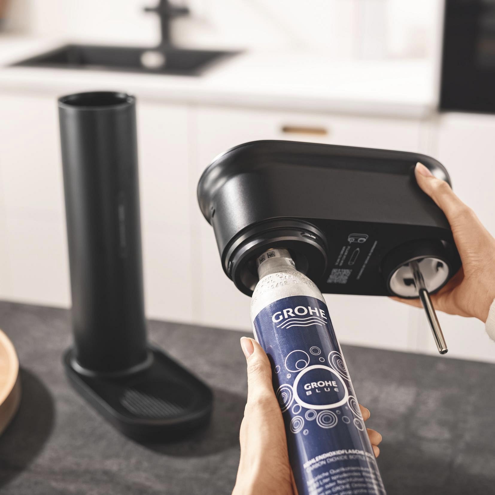 GROHE Blue CO2 Carbon Dioxide Cartridge 99.9% Pure (425g, Makes 60L Sparkling Water) - Food Grade Beverage Carbonation Accessories for Soda Makers & Home Drink Dispensers - Perfect for Carbonating Water, Cocktails, and Homemade Sodas