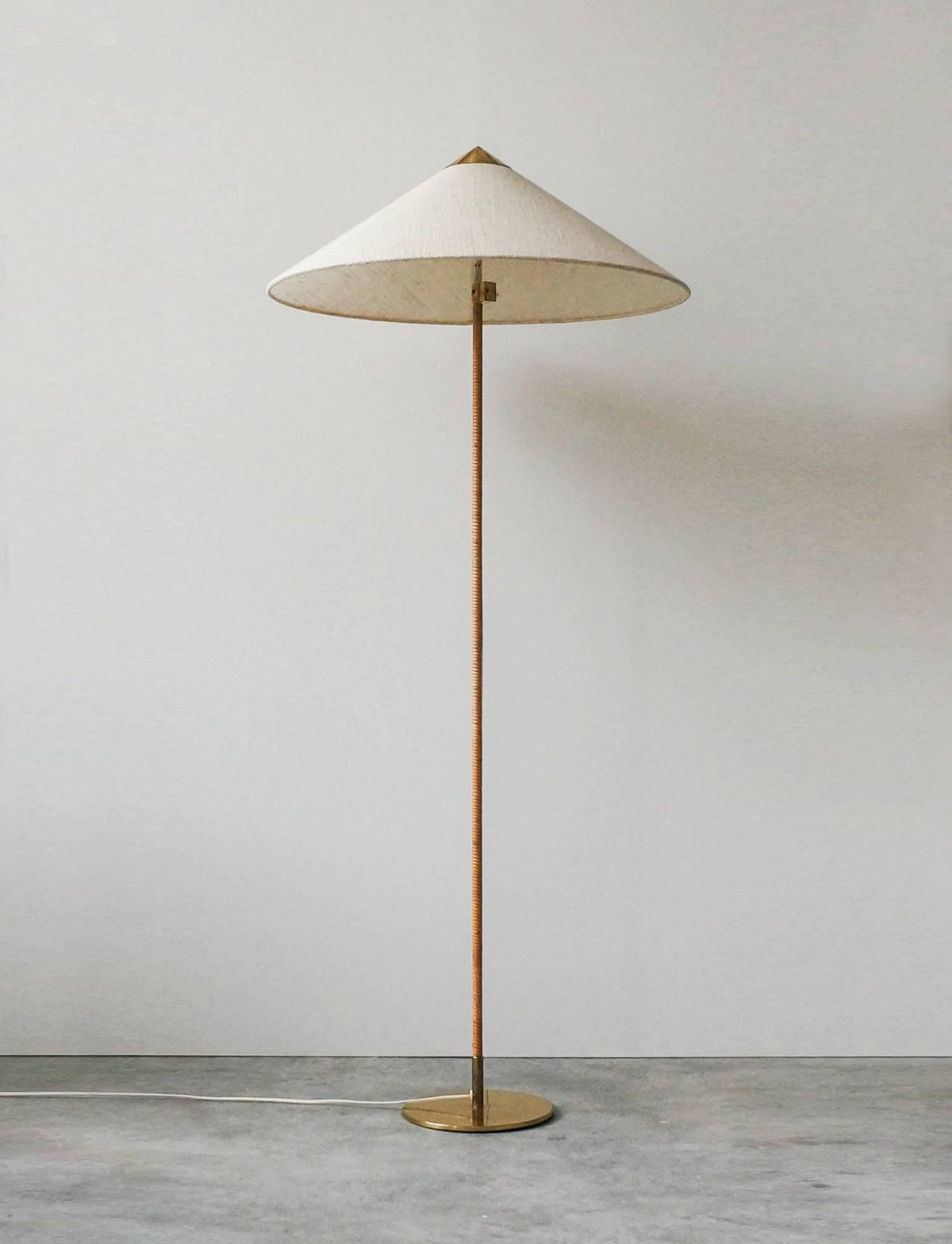 Modern Chinese Hat Floor Lamp - Stylish Rattan Shade for Living Room, Bedroom & Office Decor - Perfect for Cozy Ambiance and Reading Nook Lighting
