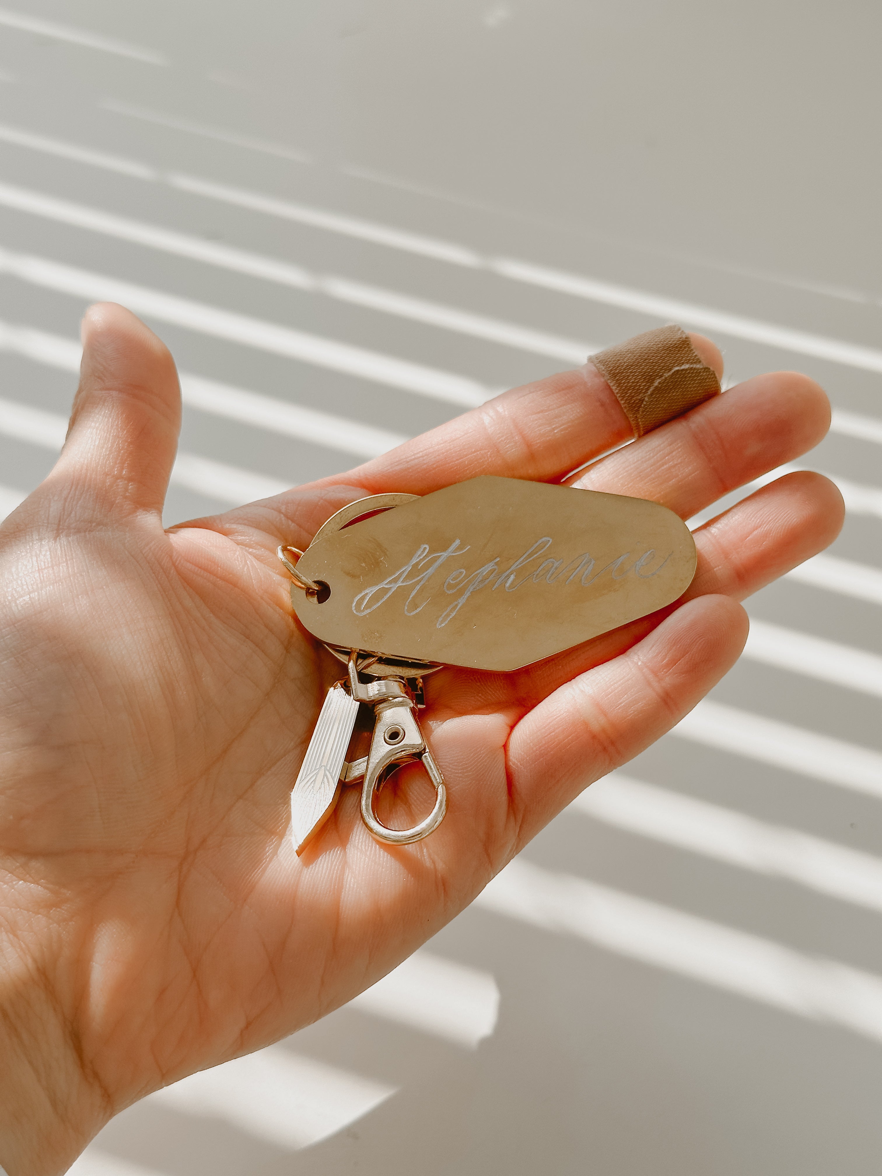 Elegant Calligraphy Nib Keychain - Vintage Style Brass Pen Nib Charm for Writers & Artists - Perfect Gift for Journaling, Scrapbooking & Letter Writing Enthusiasts