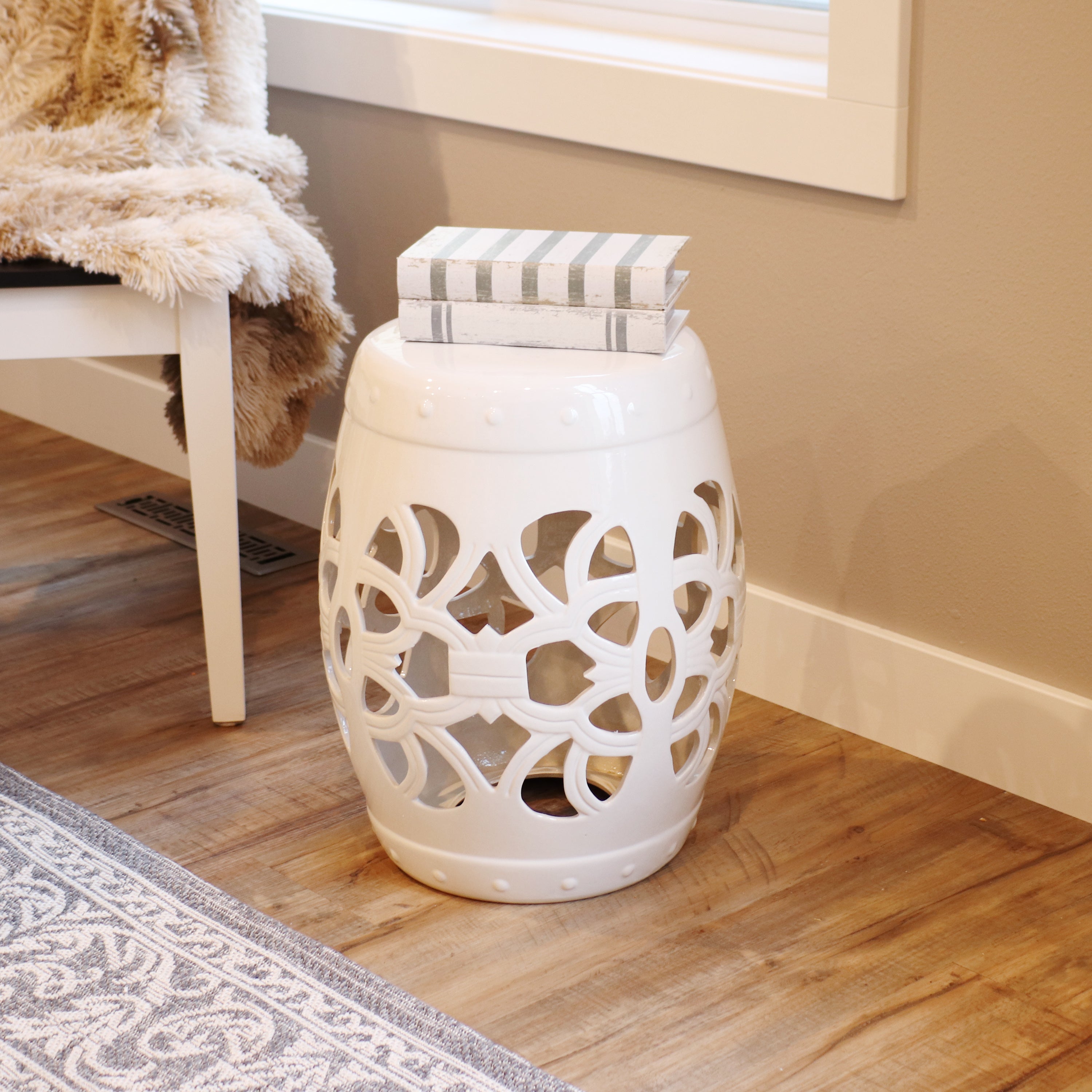 Sunnydaze Knotted Quatrefoil Ceramic Garden Stool - 18 Inch White Outdoor Side Table for Patio, Porch & Garden Decor