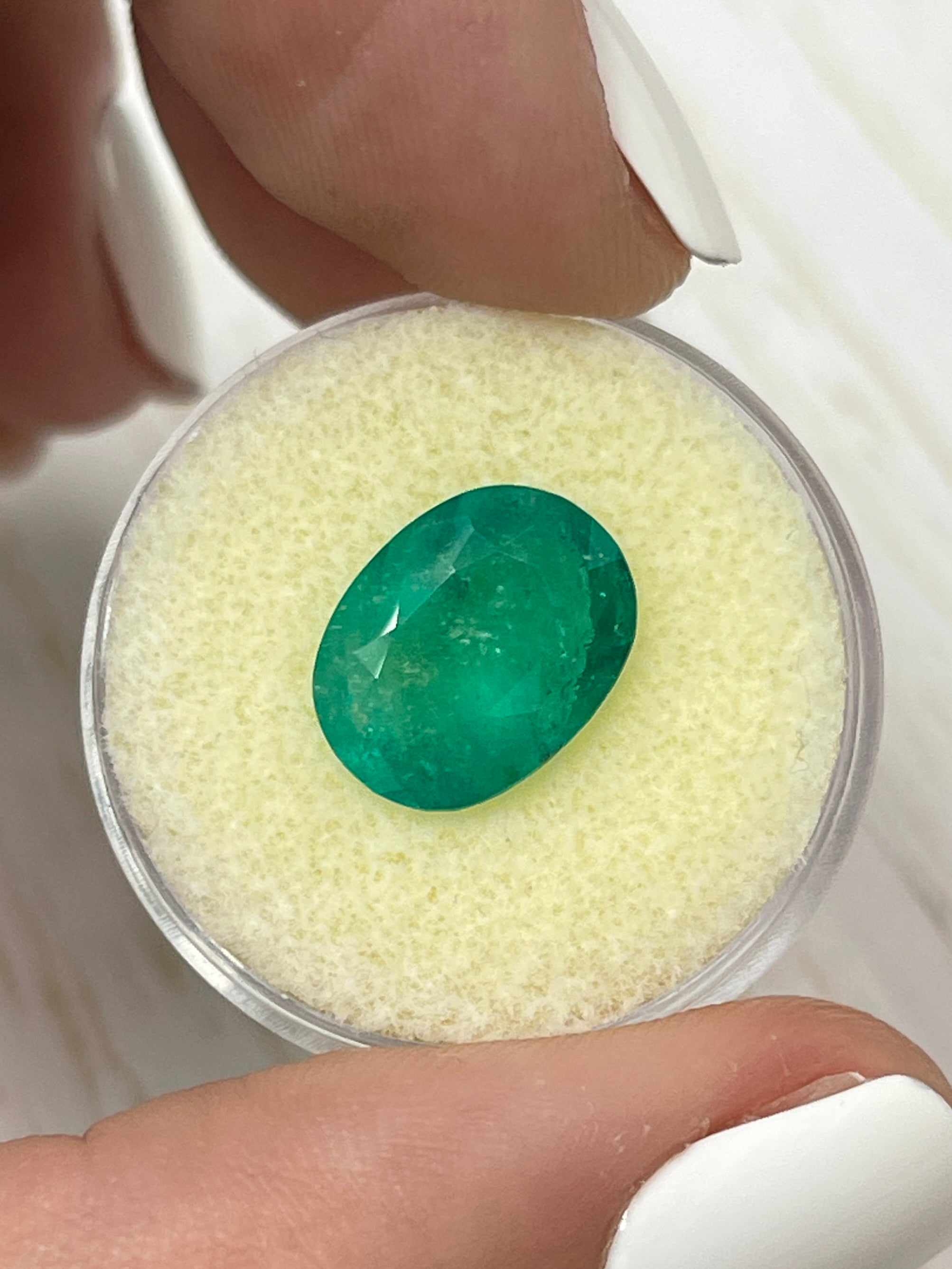 4.31 Carat Natural Colombian Emerald - Deep Medium Green Oval Cut Loose Gemstone for Jewelry Making, Engagement Rings & Luxury Gifts