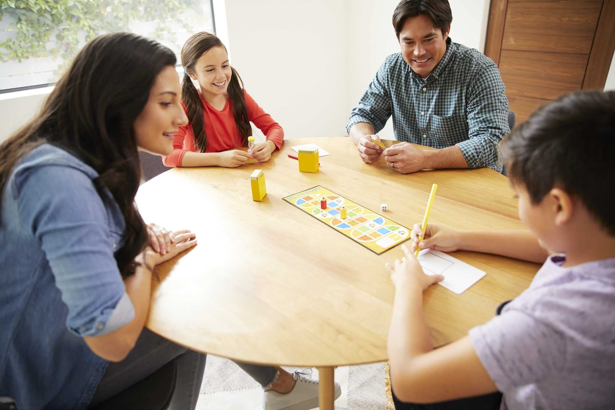 Mattel Games Pictionary Board Game - Fun Drawing Game for Kids & Adults, Perfect for Family Game Nights & Parties with Dry Erase Markers & Boards | Great for Birthday Gifts, Team Building & Classroom Activities