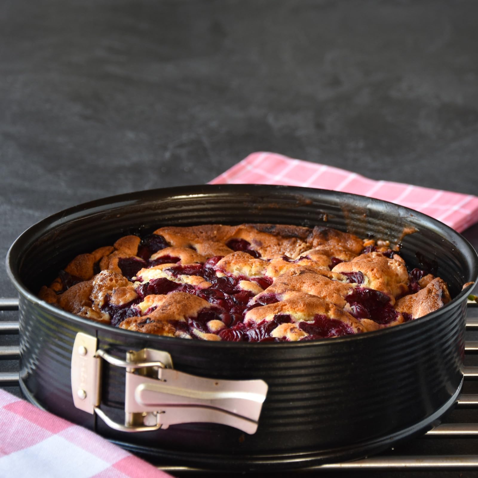 uxcell 6 Inch Nonstick Springform Pan with Removable Bottom - Leakproof Round Cake Pan for Baking Cheesecakes, Pies, Pizza & Biscuits - Perfect for Home Baking & Party Desserts (Black, 1pc)
