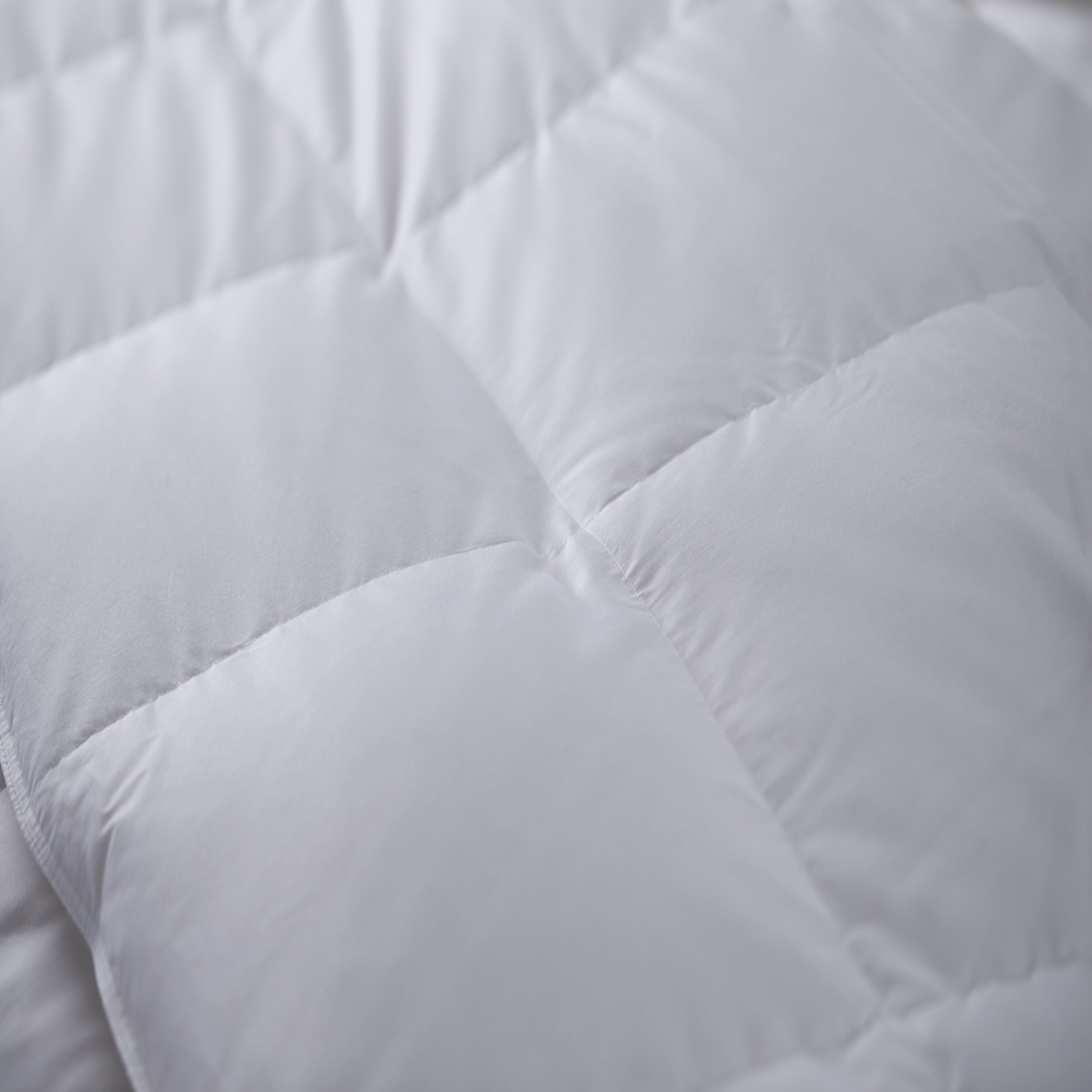 Hollander Live Comfortably White Goose Down Comforter - Ultra Warm Level 3 Winter Bedding for Cold Nights | King/Queen Size Down Alternative Comforter for Cozy Sleep