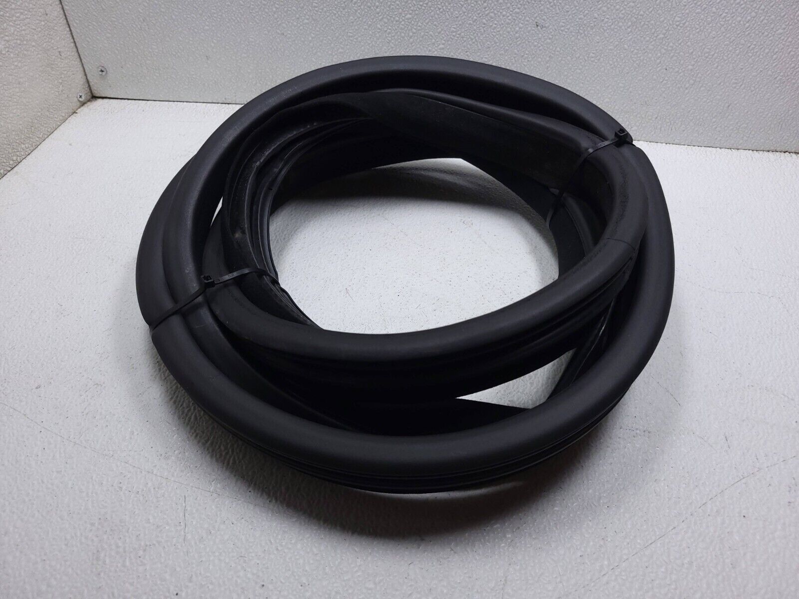 2006-2011 Mercedes ML500 Right Front Passenger Door Weatherstrip Seal - OEM Replacement Part for Weather Protection & Noise Reduction - Perfect for Car Restoration & DIY Auto Repair