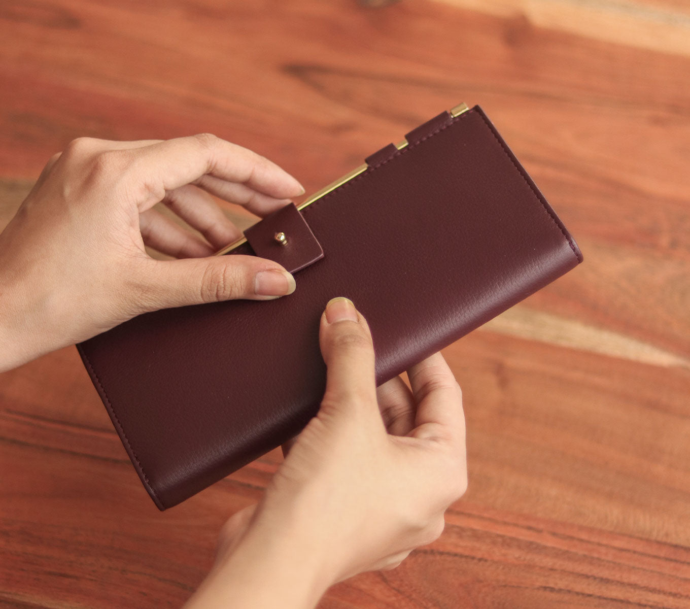 Premium Auburn Leather Wallet for Men - Slim RFID Blocking Bifold Wallet with Money Clip - Perfect for Everyday Carry & Travel