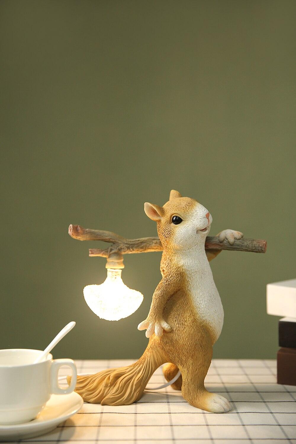 Modern Squirrel-Shaped Table Lamp - Cute Animal Desk Light for Kids Room, Study & Nursery Decor - Perfect Night Light for Bedtime Reading & Cozy Ambience