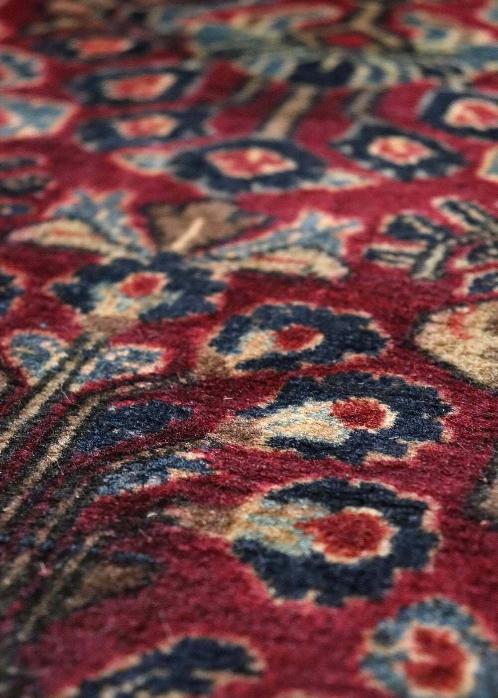 Antique Sarouk Handwoven Traditional Persian Rug - J67883 - Perfect for Living Room, Bedroom & Home Decor