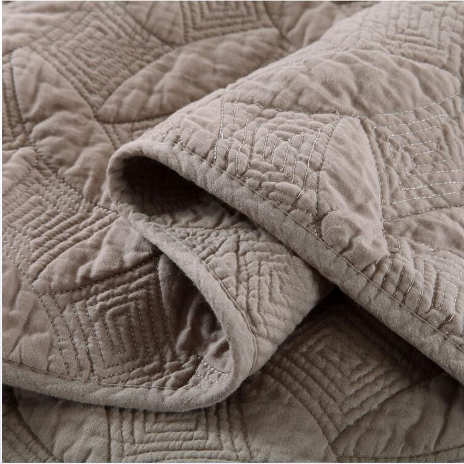 King Size 3-Piece Brown Quilt Set - Soft Lightweight Microfiber Bedspread & 2 Pillow Shams | All-Season Oversized Quilted Coverlet for Bedroom, Guest Room & Dorm | Breathable & Cozy Home Decor