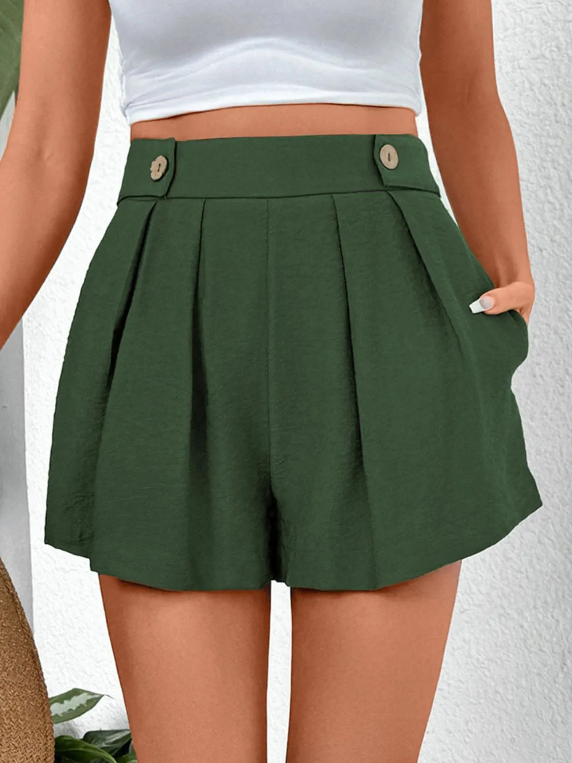 Stylish Pleated Green Resort Shorts with Pockets - Comfortable Casual Wear for Summer Vacation & Beach Outings