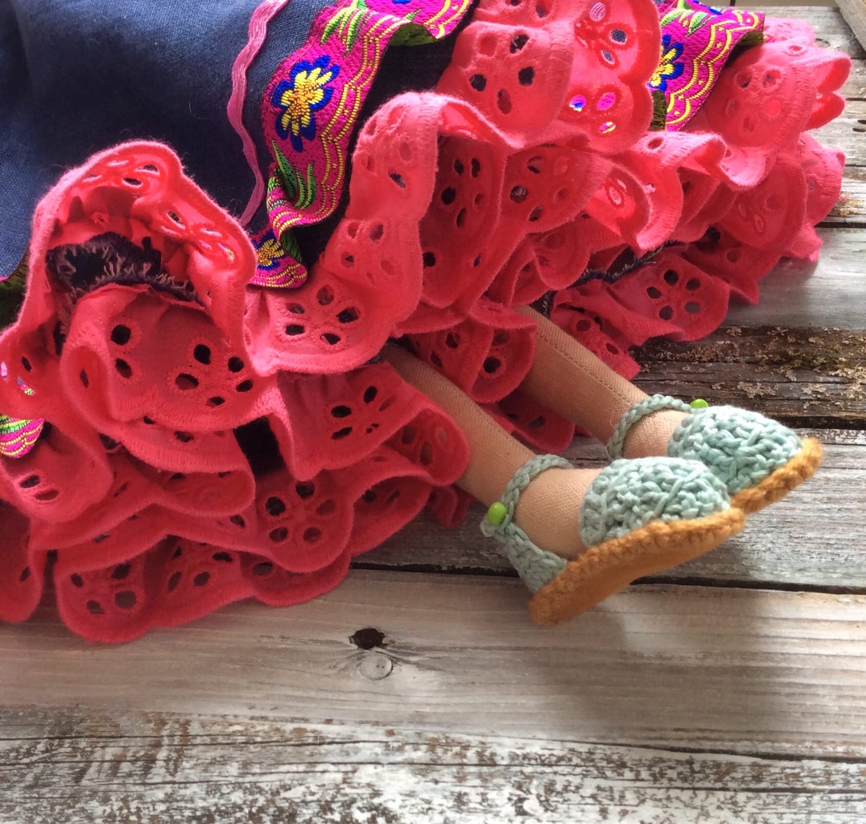 Tilda Romance Doll - Hippie Musician Doll with Guitar, Singing Star Doll with Free Heart - Perfect Gift for Music Lovers & Romantic Occasions - Great for Birthday, Valentine's Day & Home Decor